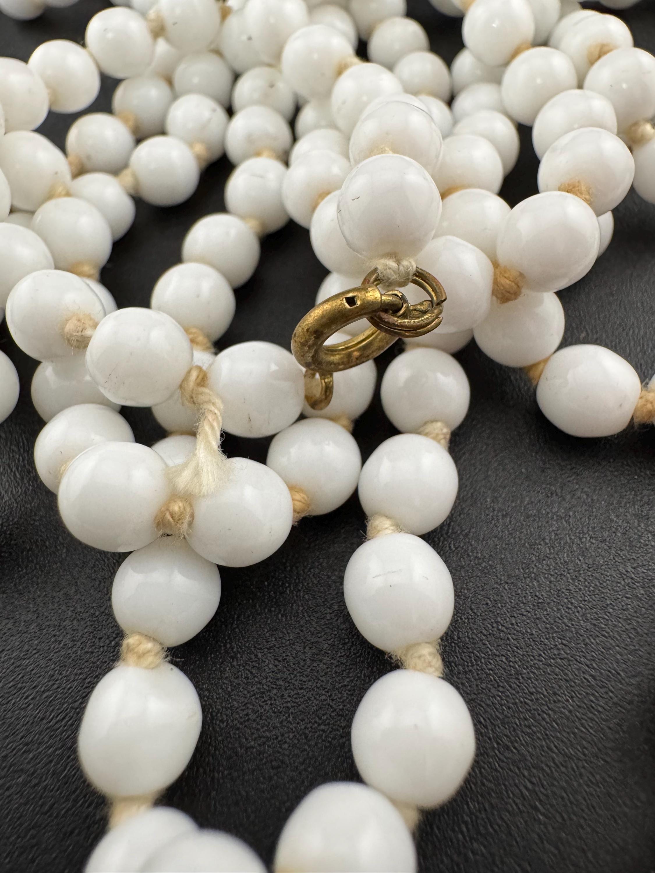 Vintage White milk glass round beaded flapper length long necklace 140cm
