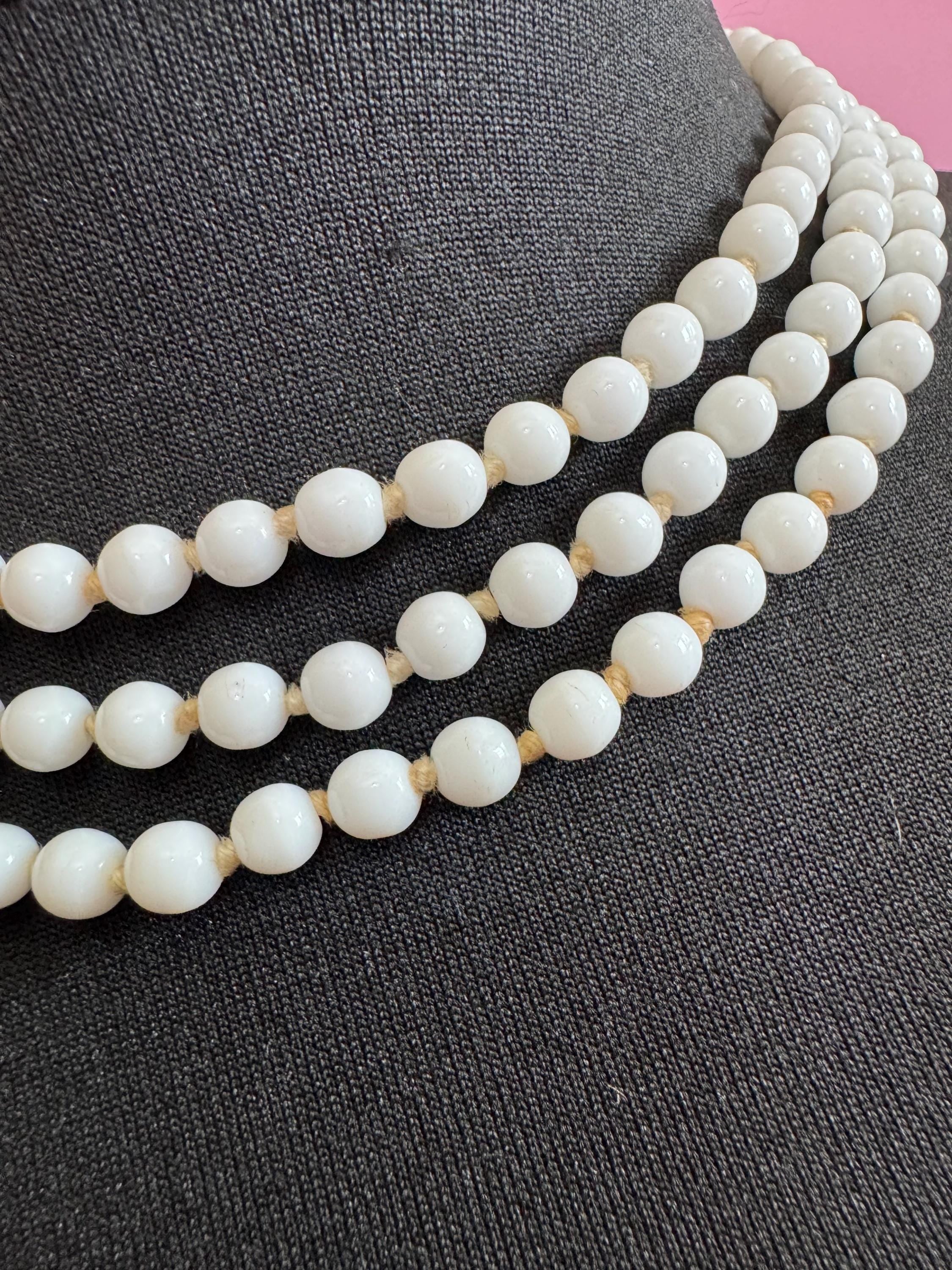 Vintage White milk glass round beaded flapper length long necklace 140cm