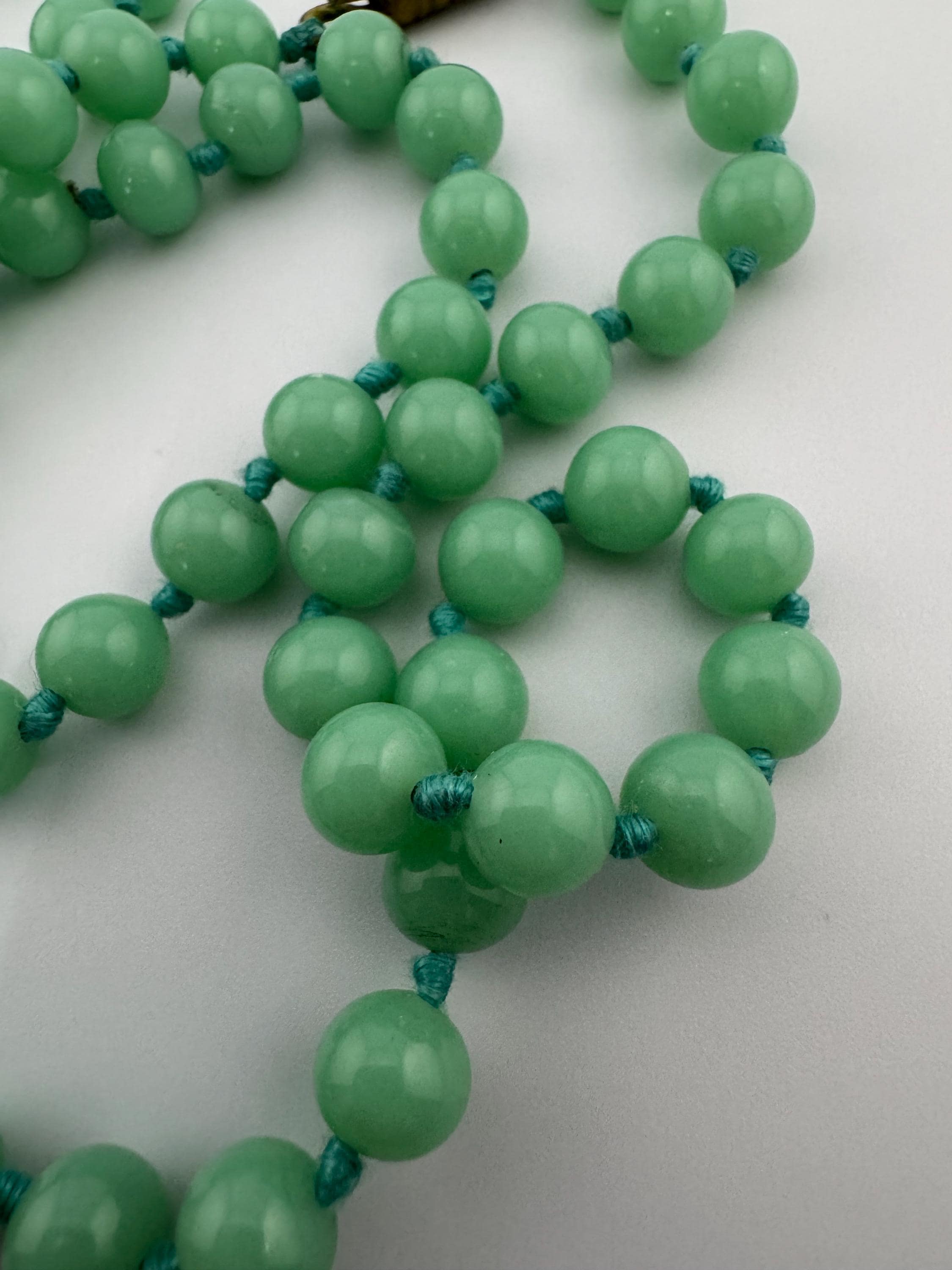 Vintage Art Deco Green czech glass long beaded and knotted necklace 68cm