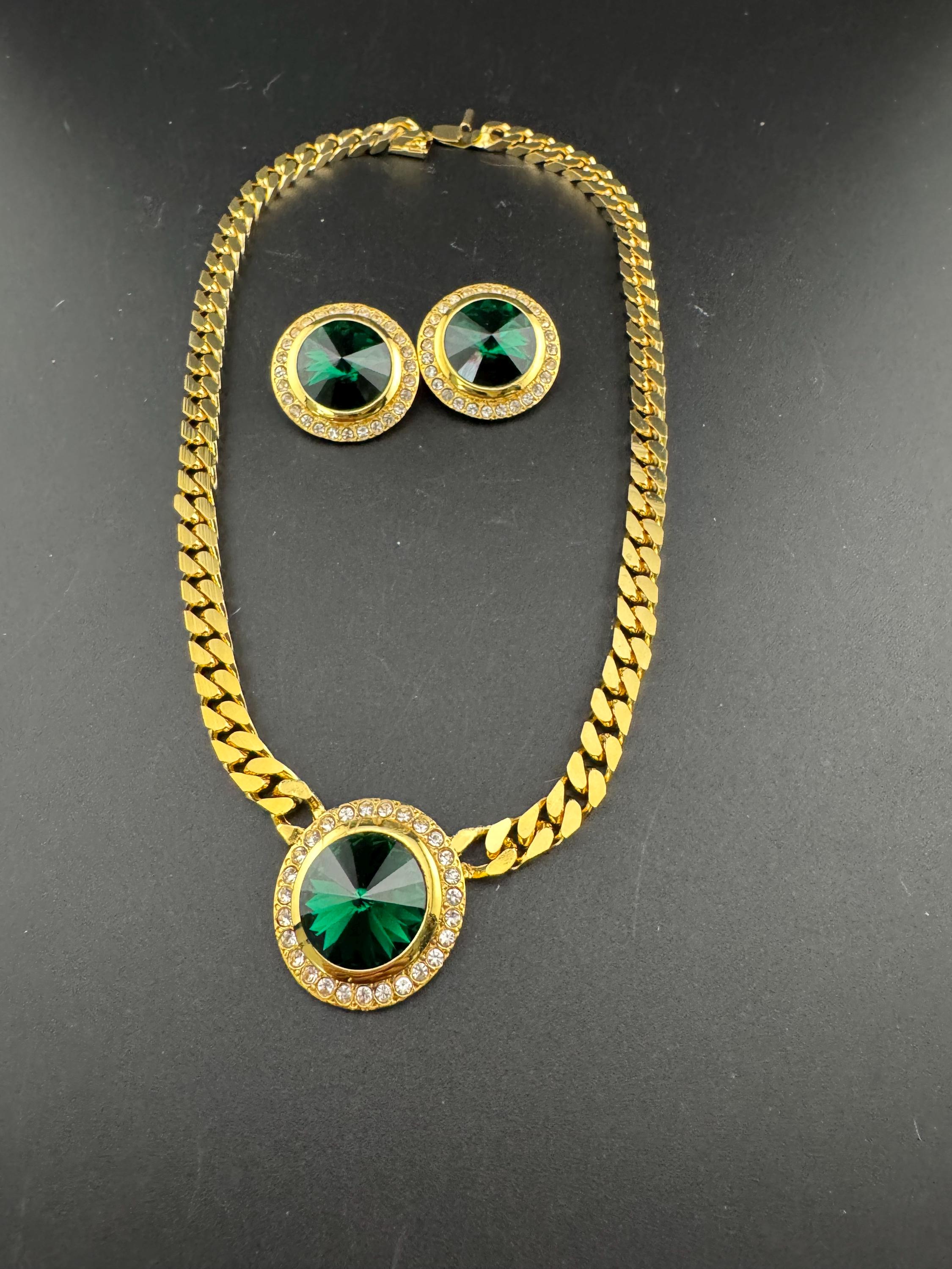Vintage emerald green genuine Rivoli Swarovski crystal gold tone oval rhinestone collar necklace and matching clip on earrings