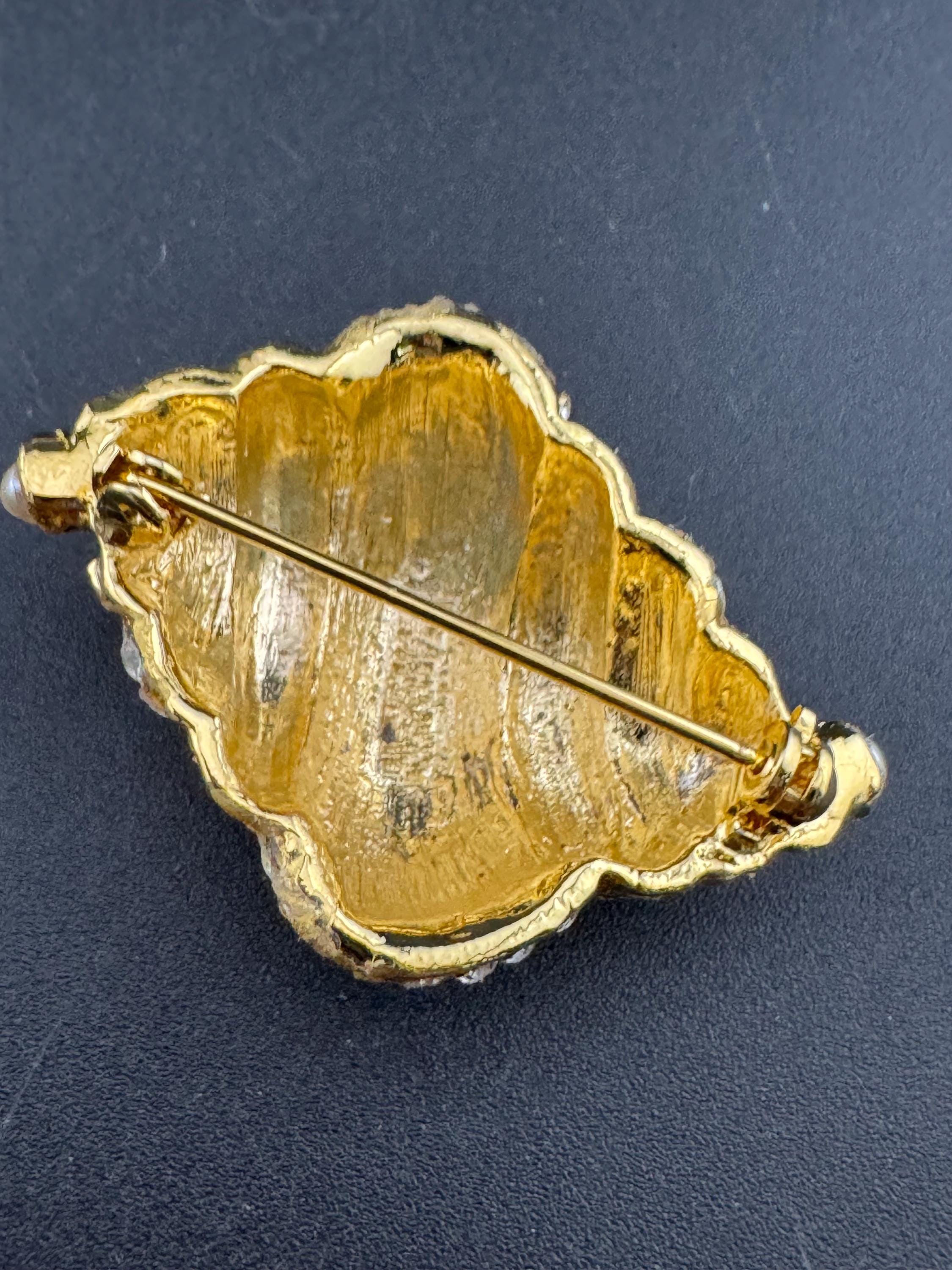 Vintage stylish gold tone clear diamanté enamel pearl conch sea shell Brooch
