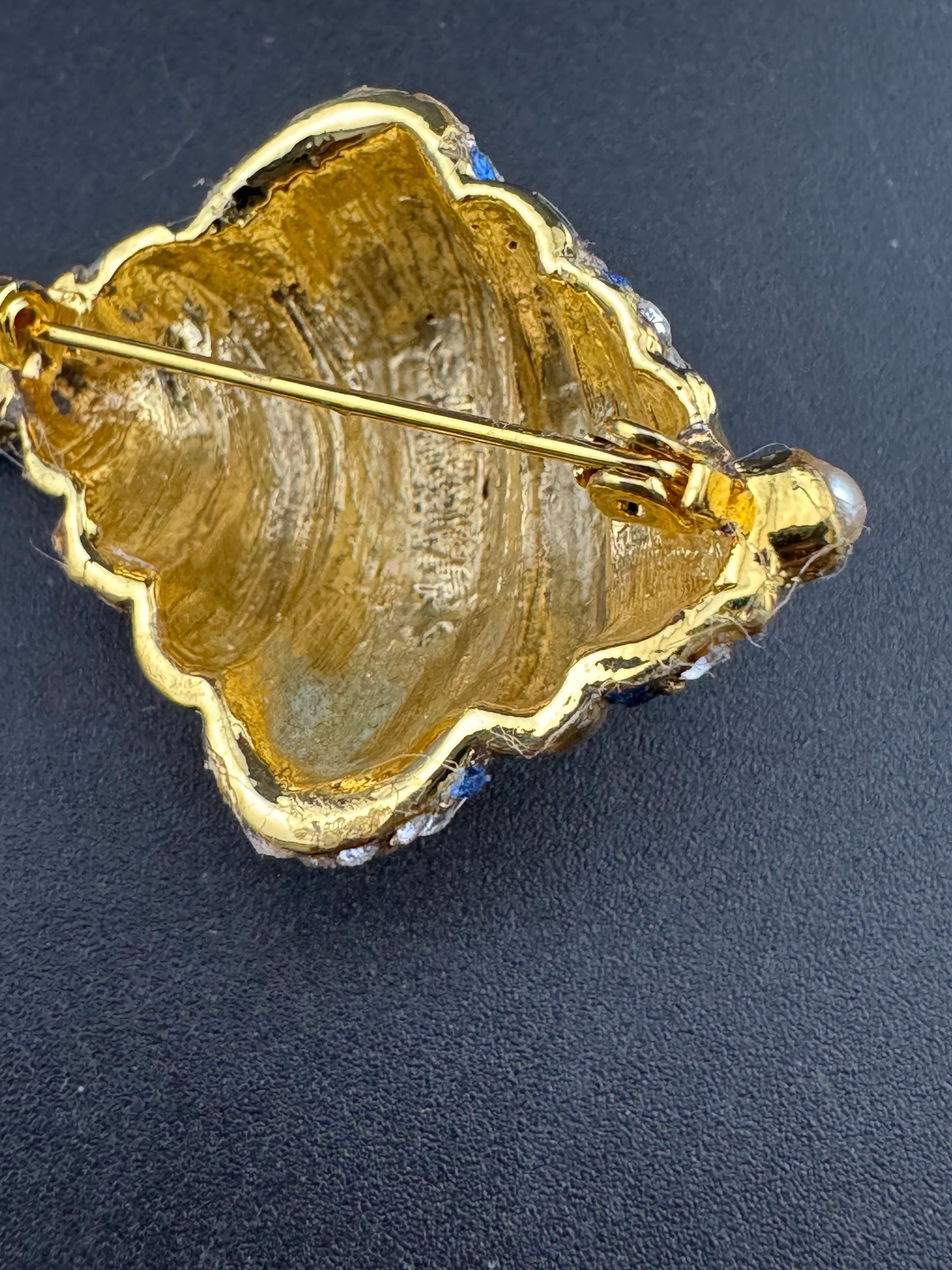 Vintage stylish gold tone clear and sapphire blue diamanté enamel pearl conch sea shell Brooch