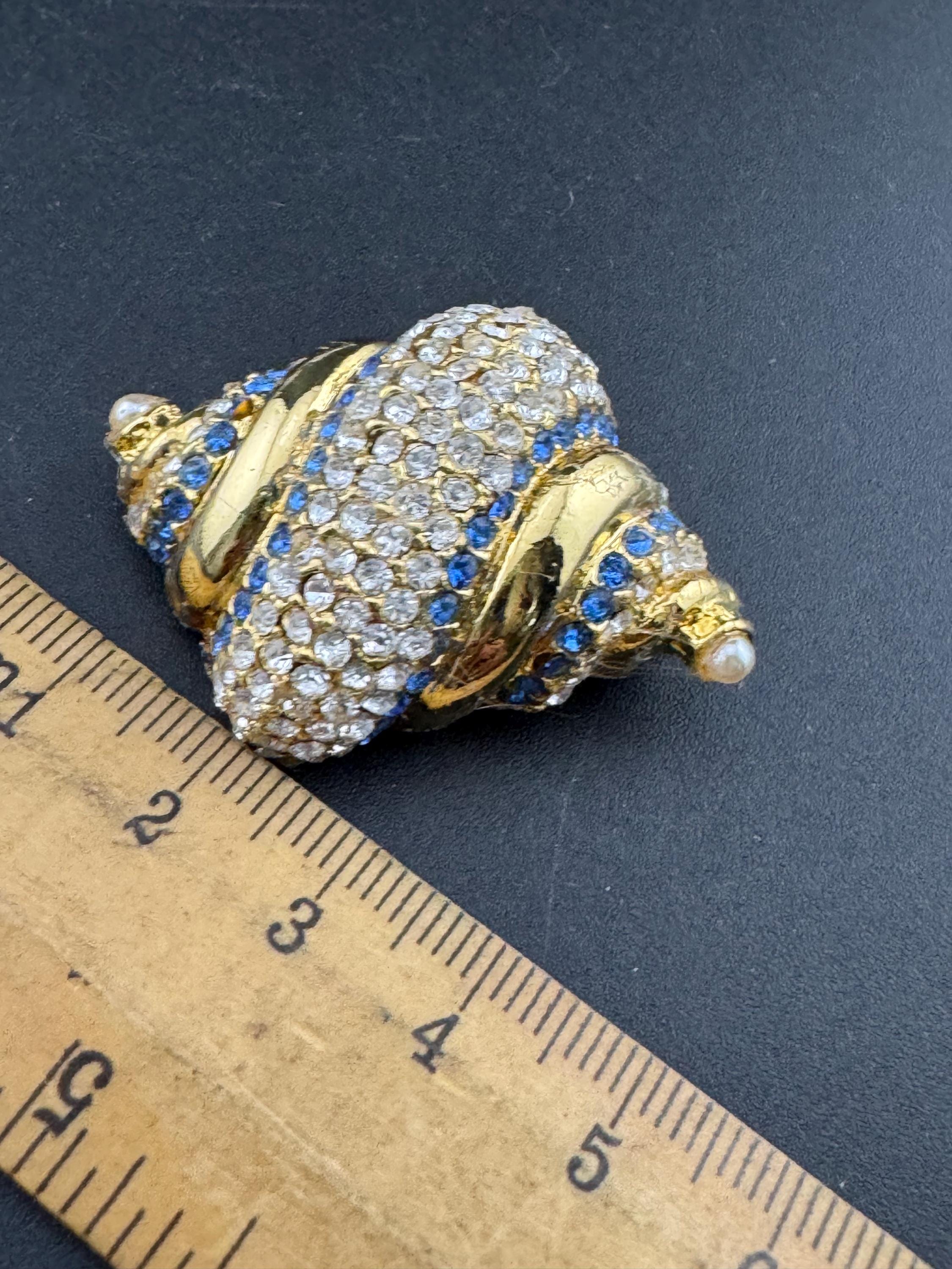 Vintage stylish gold tone clear and sapphire blue diamanté enamel pearl conch sea shell Brooch