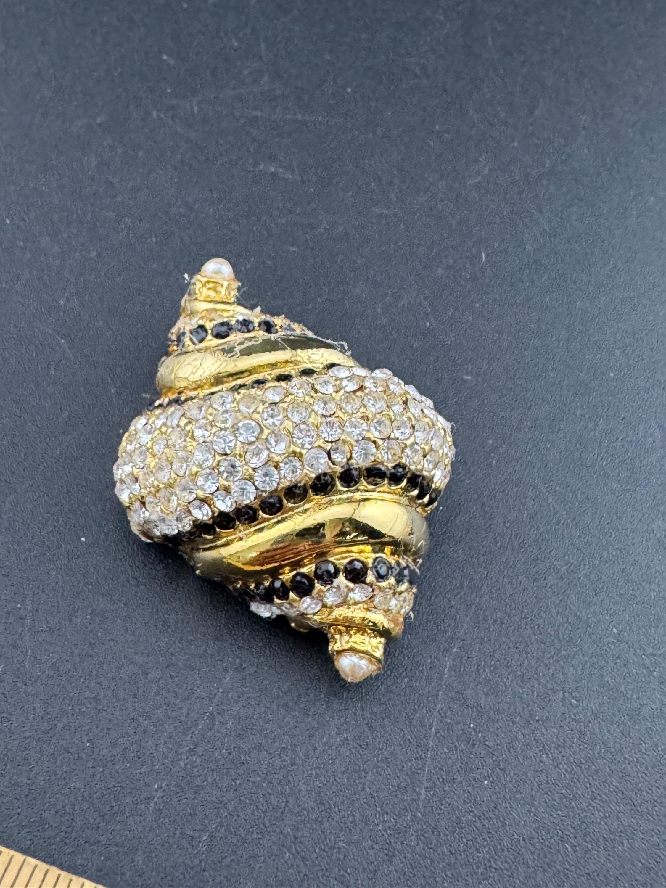 Vintage stylish gold tone clear and black diamanté enamel pearl conch sea shell Brooch
