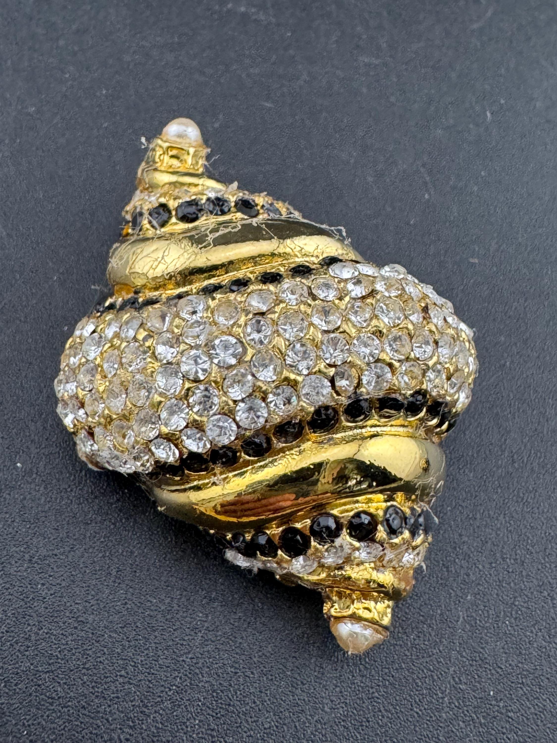 Vintage stylish gold tone clear and black diamanté enamel pearl conch sea shell Brooch