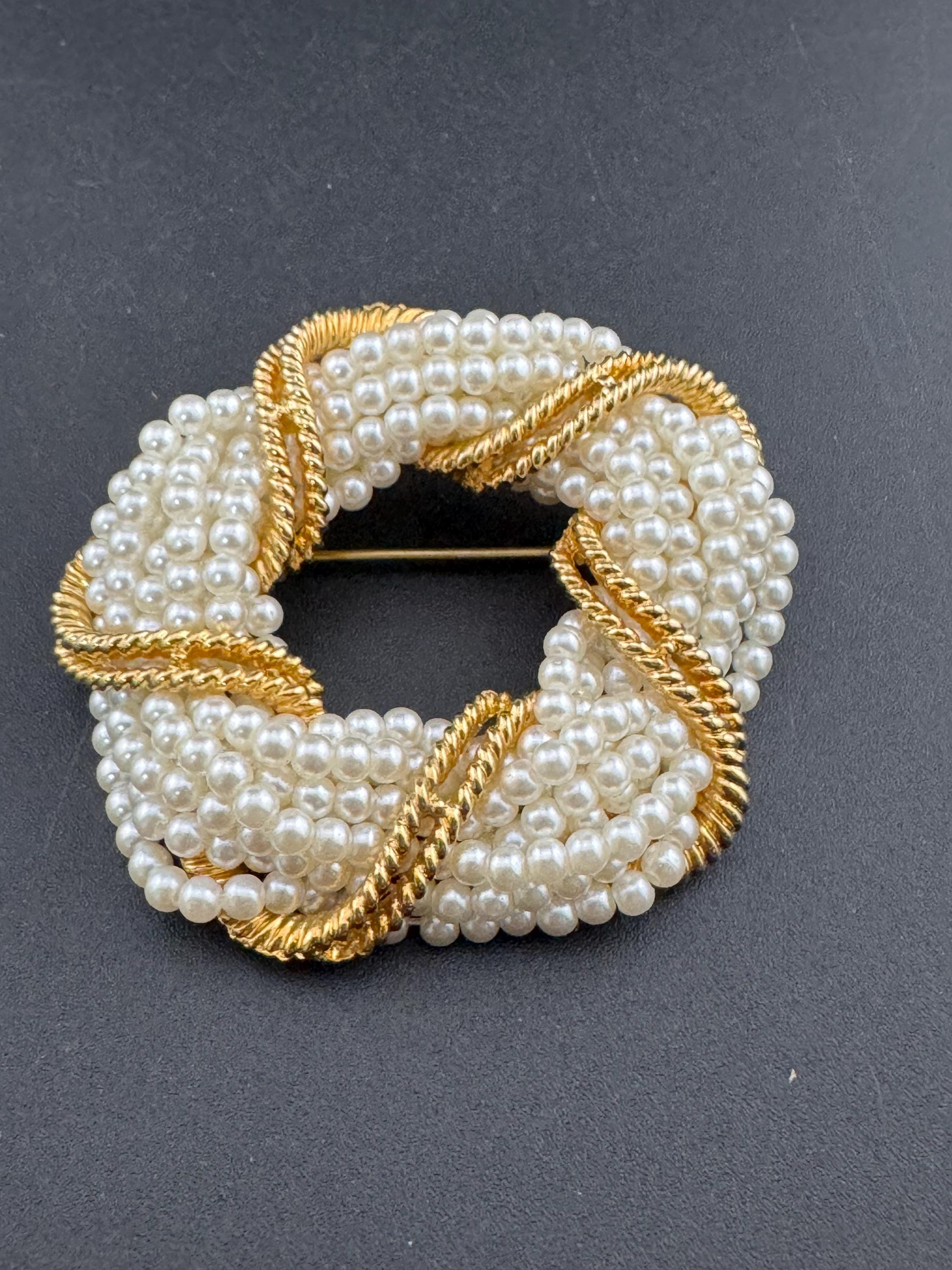 Vintage 80s Faux Pearl Brooch: Gold Tone Nautical Rope (6cm)