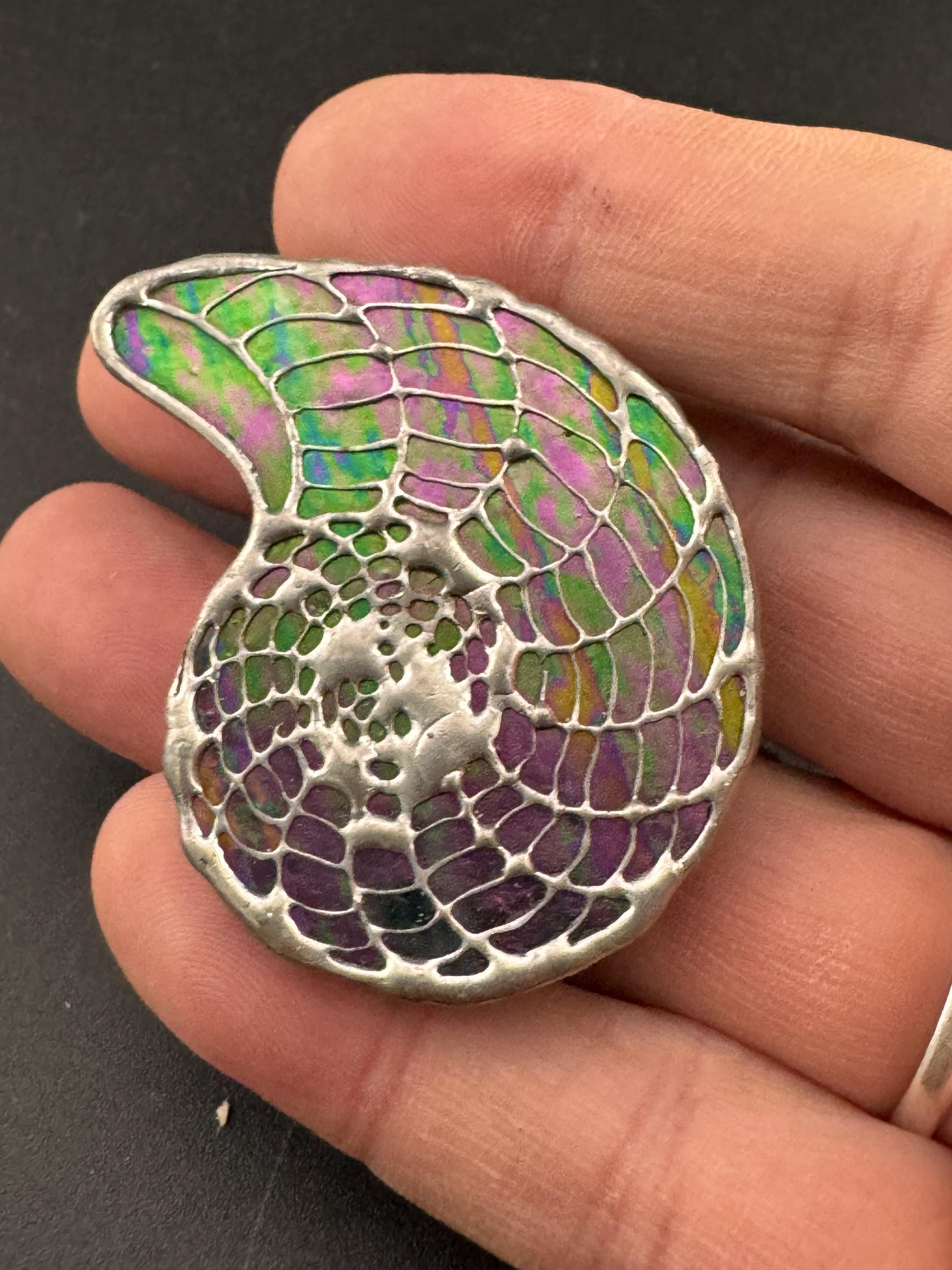 Large green and purple silver tone detailed stylised seashell ammonite brooch 5cm