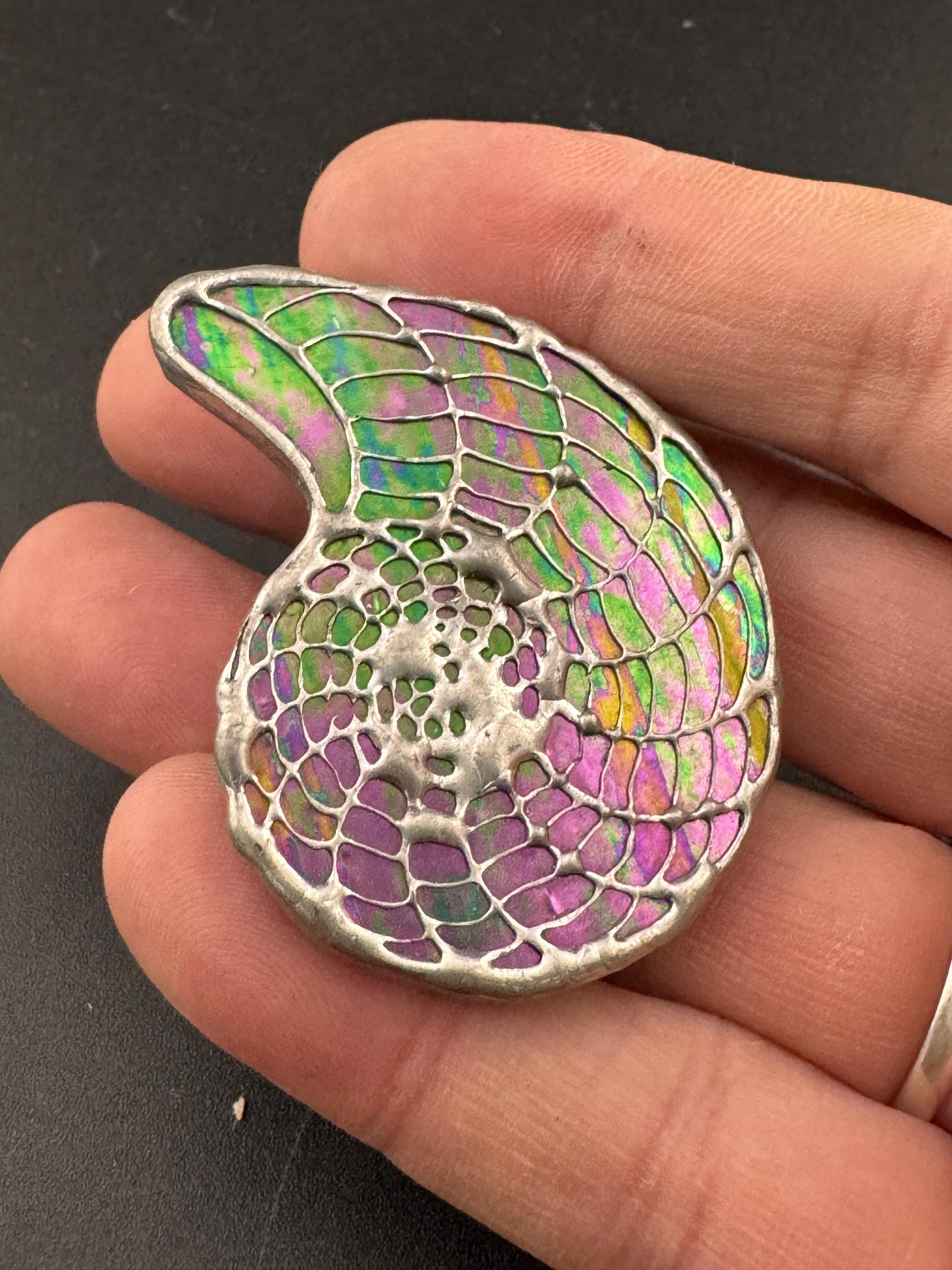 Large green and purple silver tone detailed stylised seashell ammonite brooch 5cm