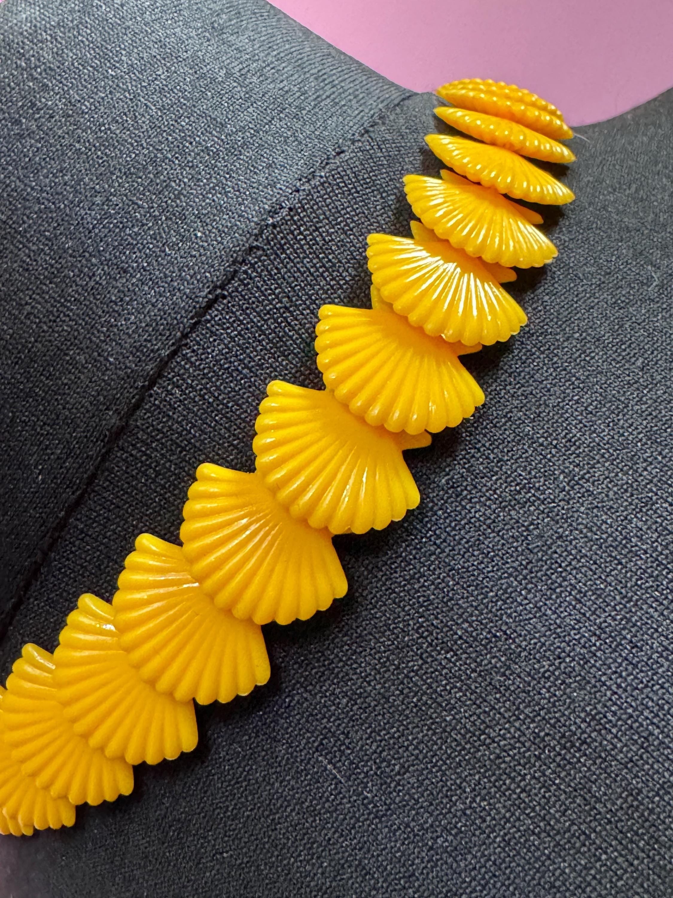 Mid century kitsch vintage mustard Yellow novelty plastic seashell collar necklace 42cm