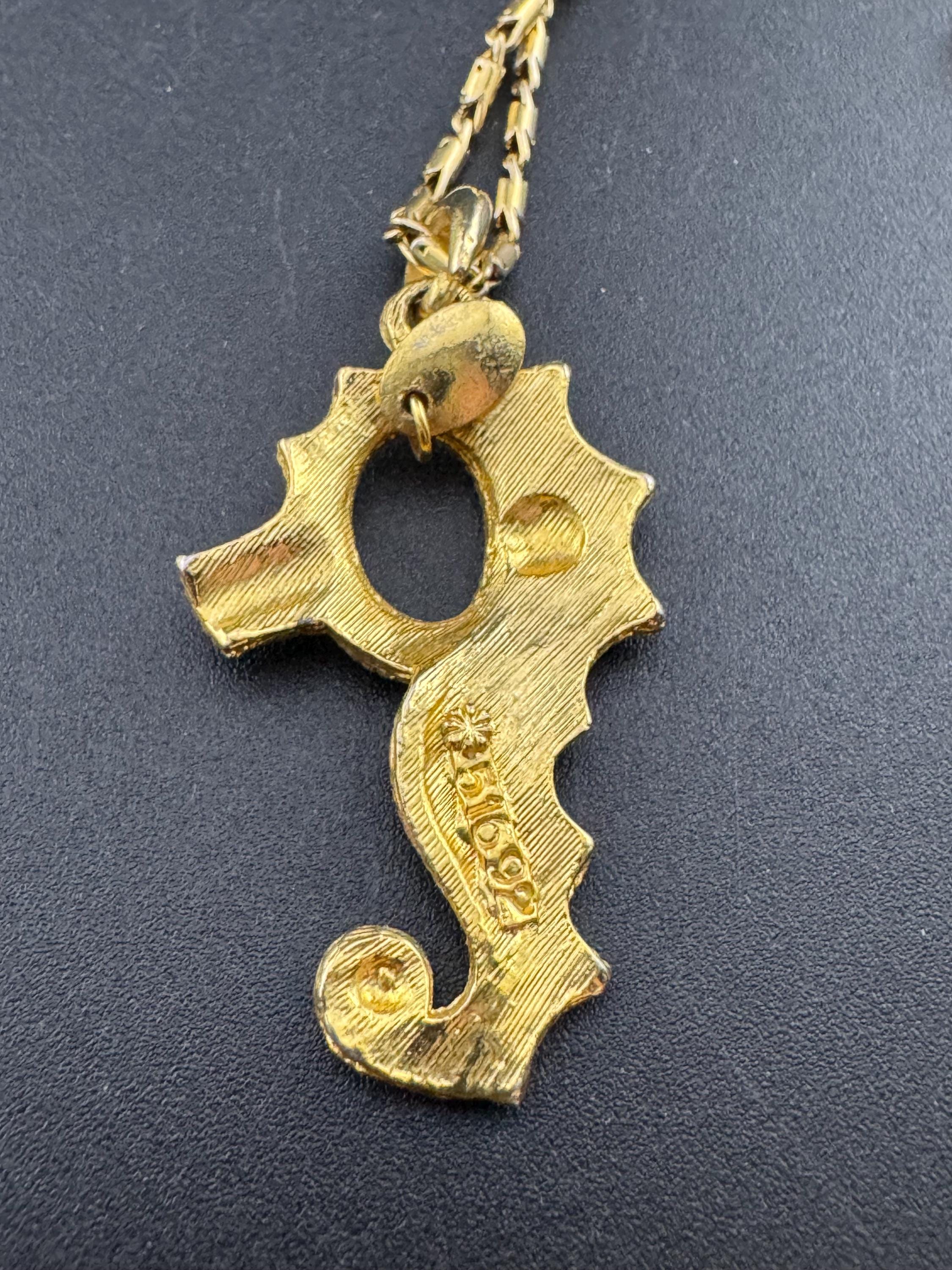 Vintage gold tone yellow enamel 5cm seahorse pendant on 60cm chain necklace