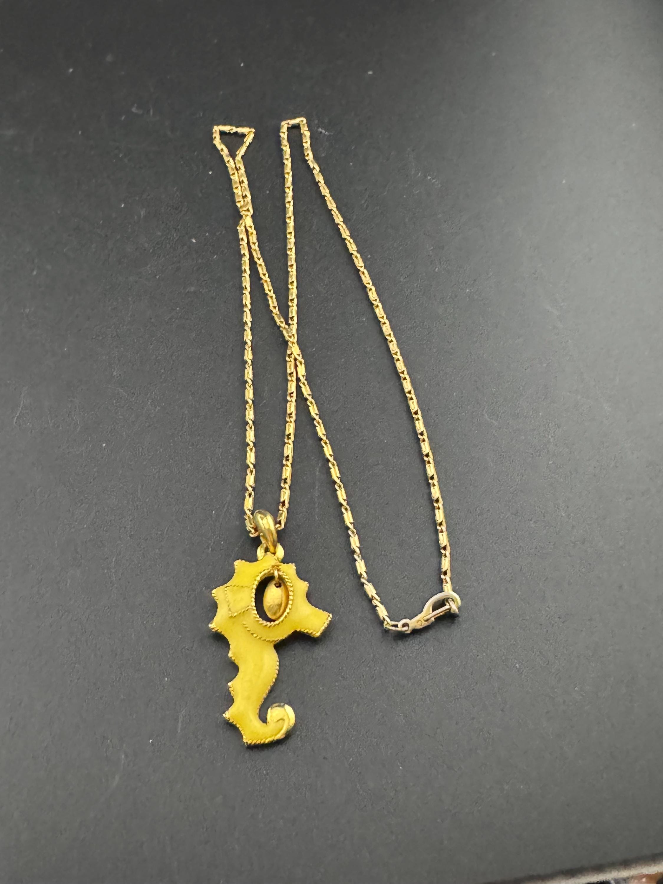 Vintage gold tone yellow enamel 5cm seahorse pendant on 60cm chain necklace