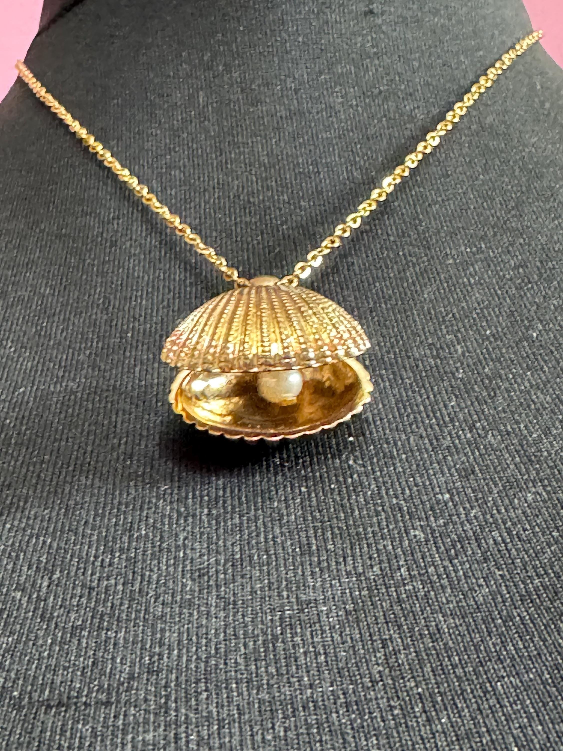 Retro gold tone nautical diamanté sea shell with outer faux pearl pendant necklace
