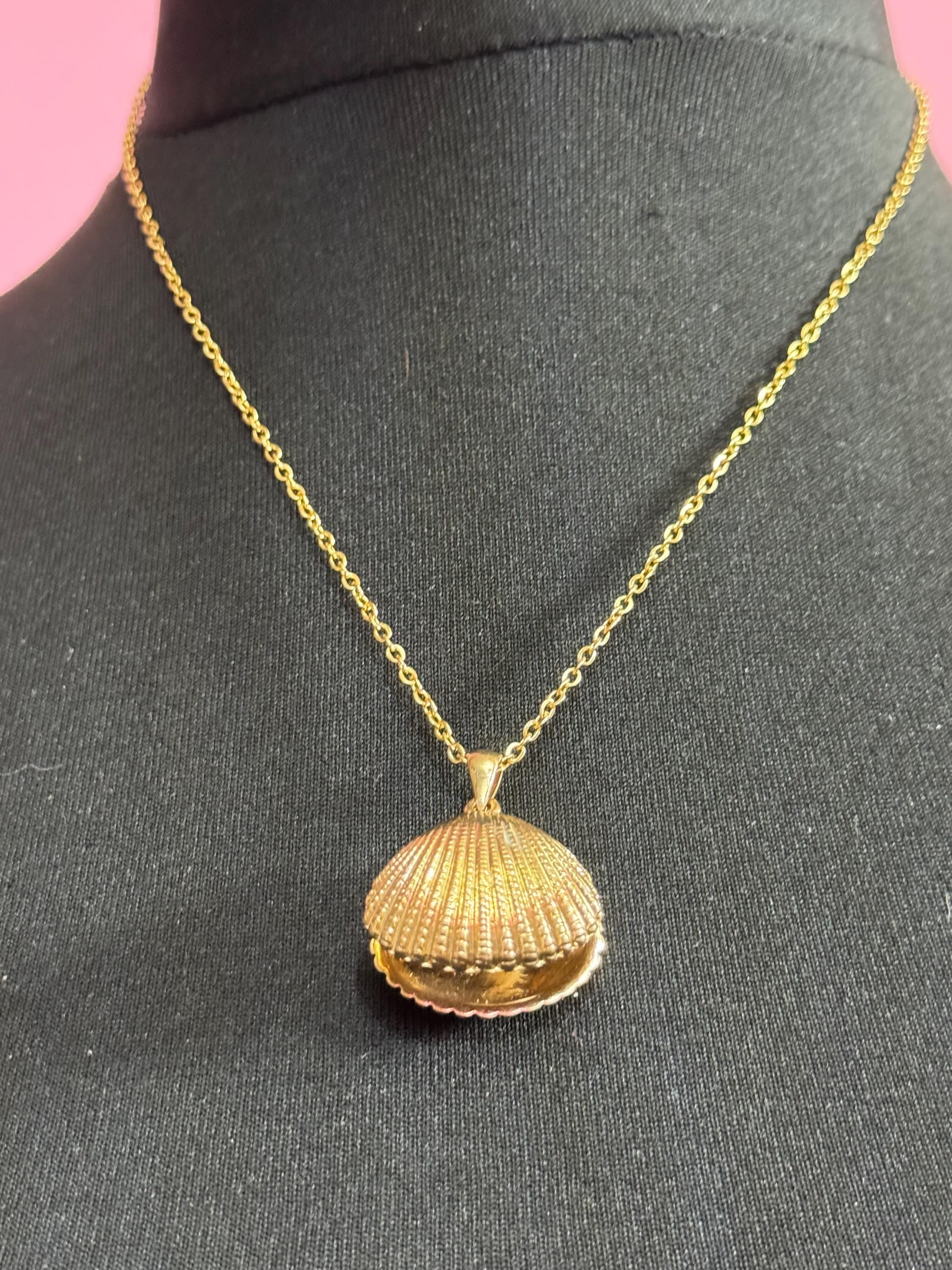 Retro gold tone nautical diamanté sea shell with outer faux pearl pendant necklace