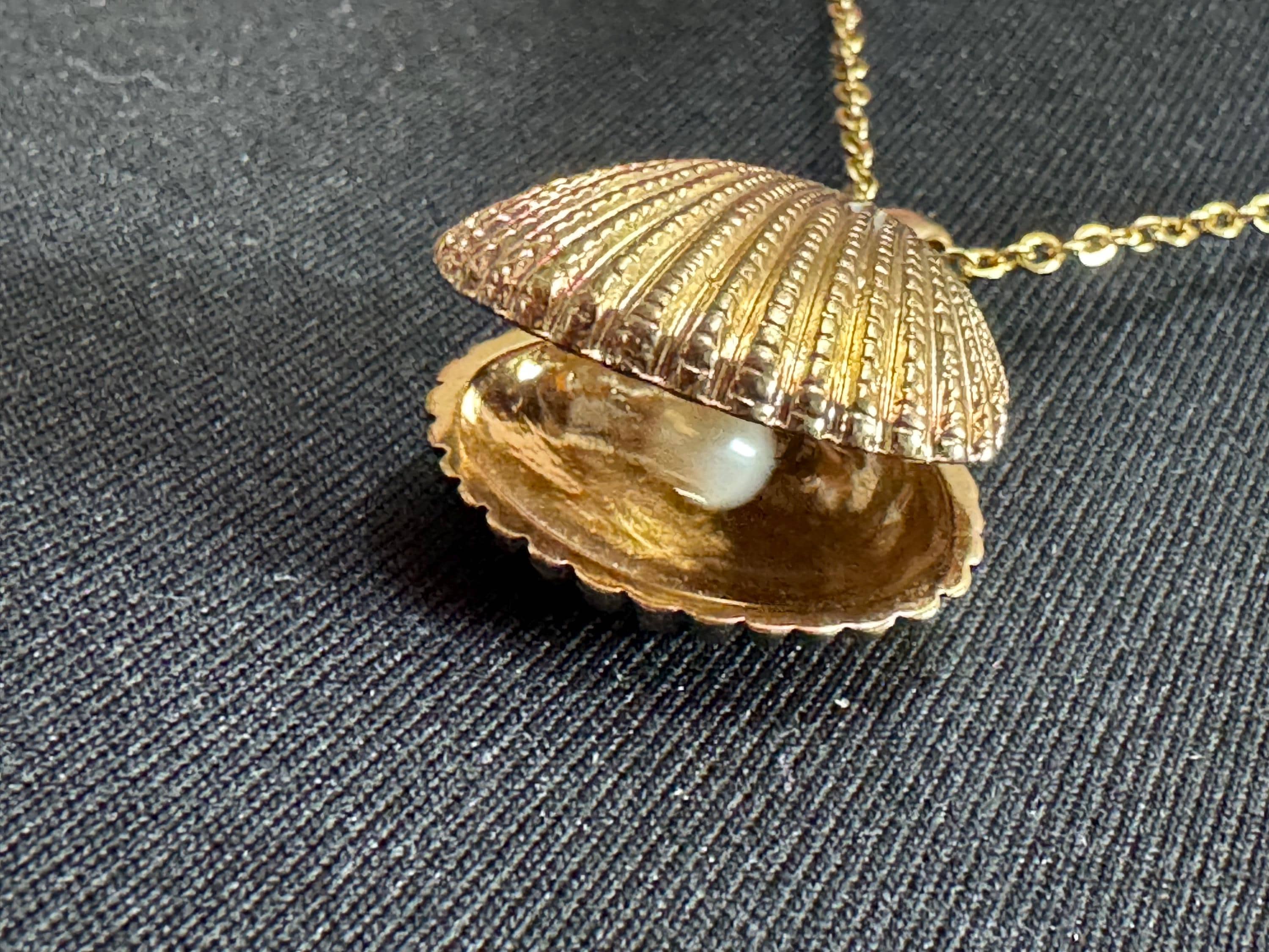 Retro gold tone nautical diamanté sea shell with outer faux pearl pendant necklace