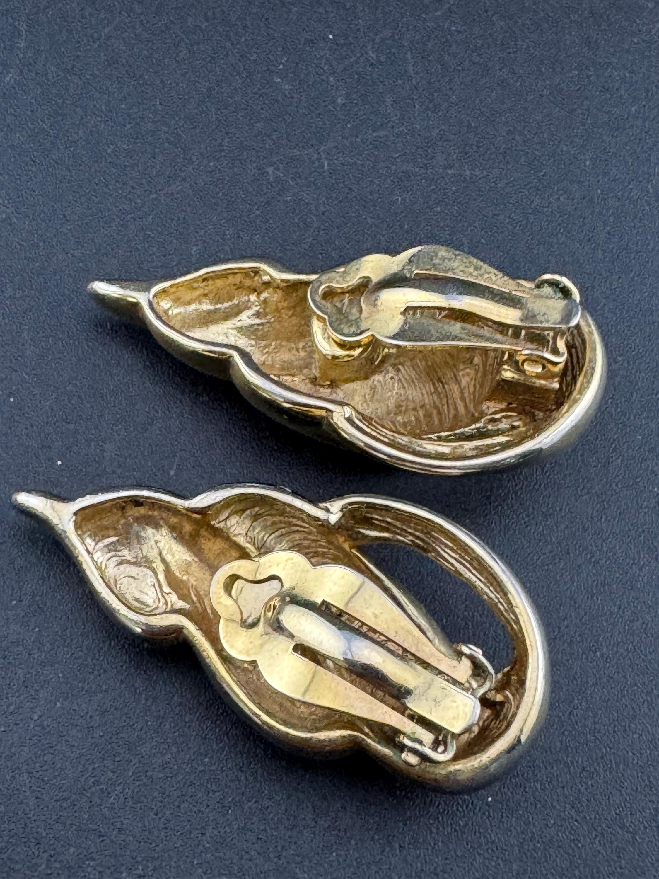 Vintage 1980s large gold tone tone abstract cinch nautical seashell clip on earrings studs