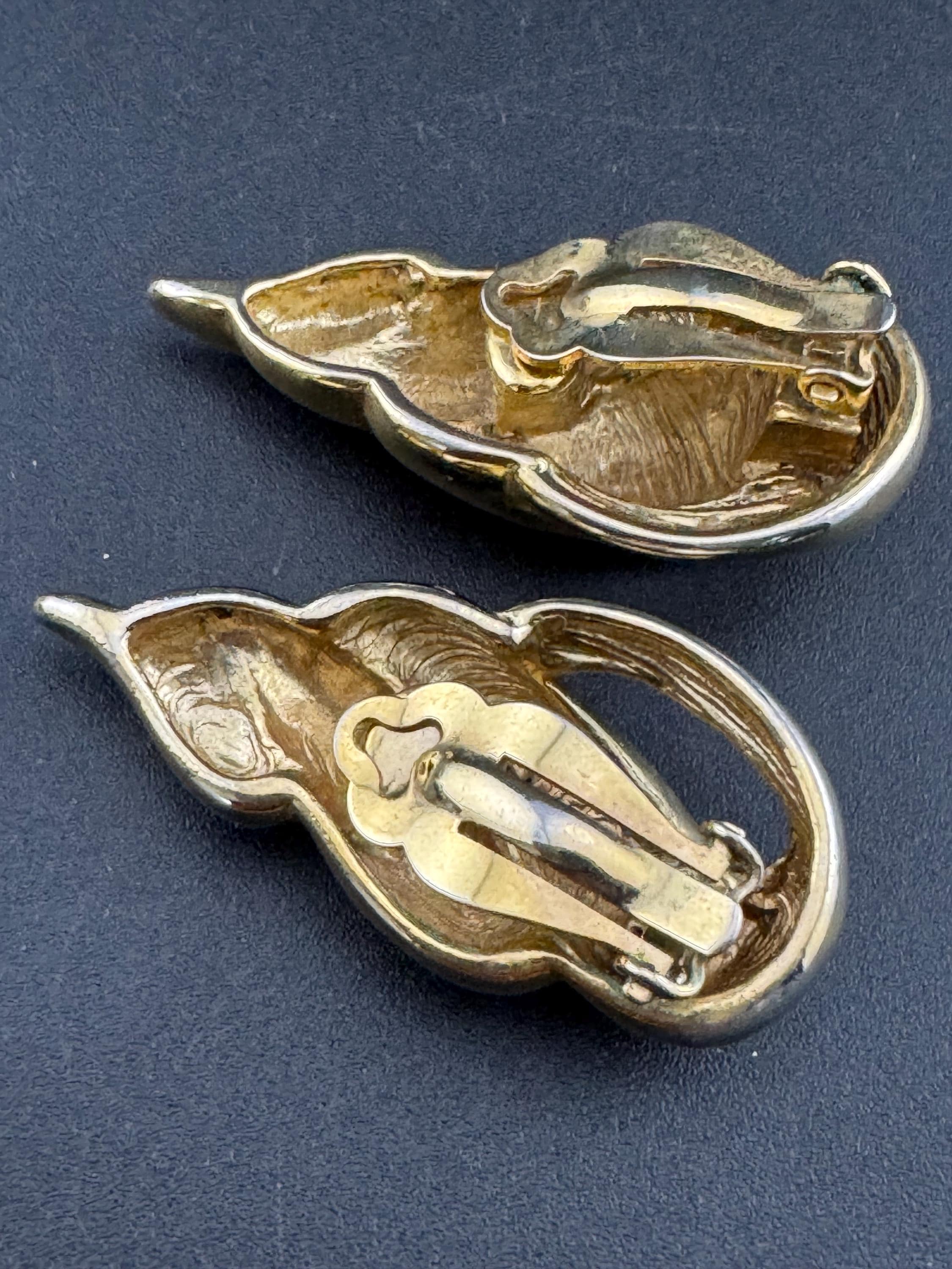 Vintage 1980s large gold tone tone abstract cinch nautical seashell clip on earrings studs