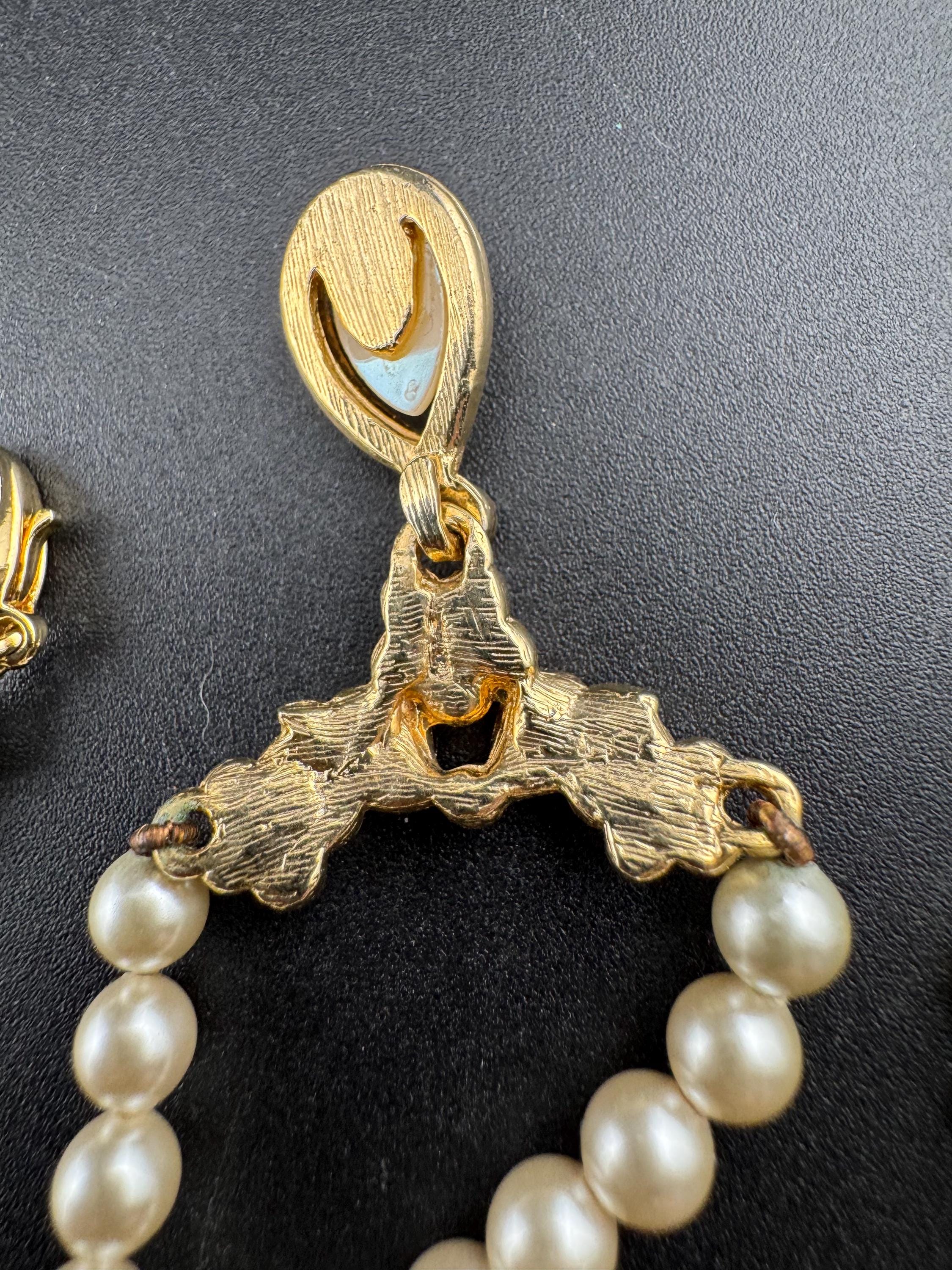 Signed Rosita cream glass pearl necklace with teardrop pendant, single strand row of pearls gold tone