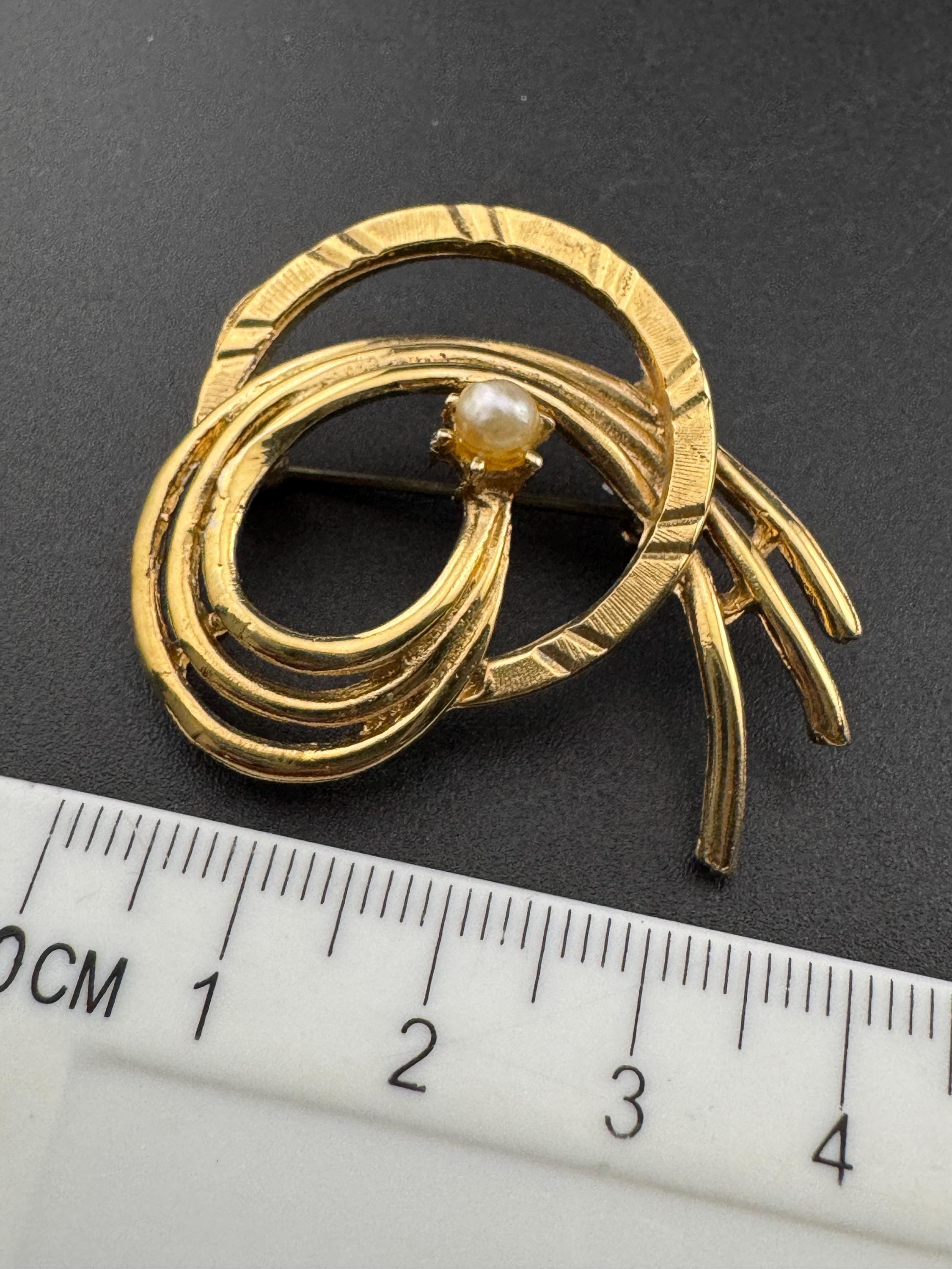 HOLLYWOOD signed vintage gold tone textured 4cm abstract swirl brooch with central pearl