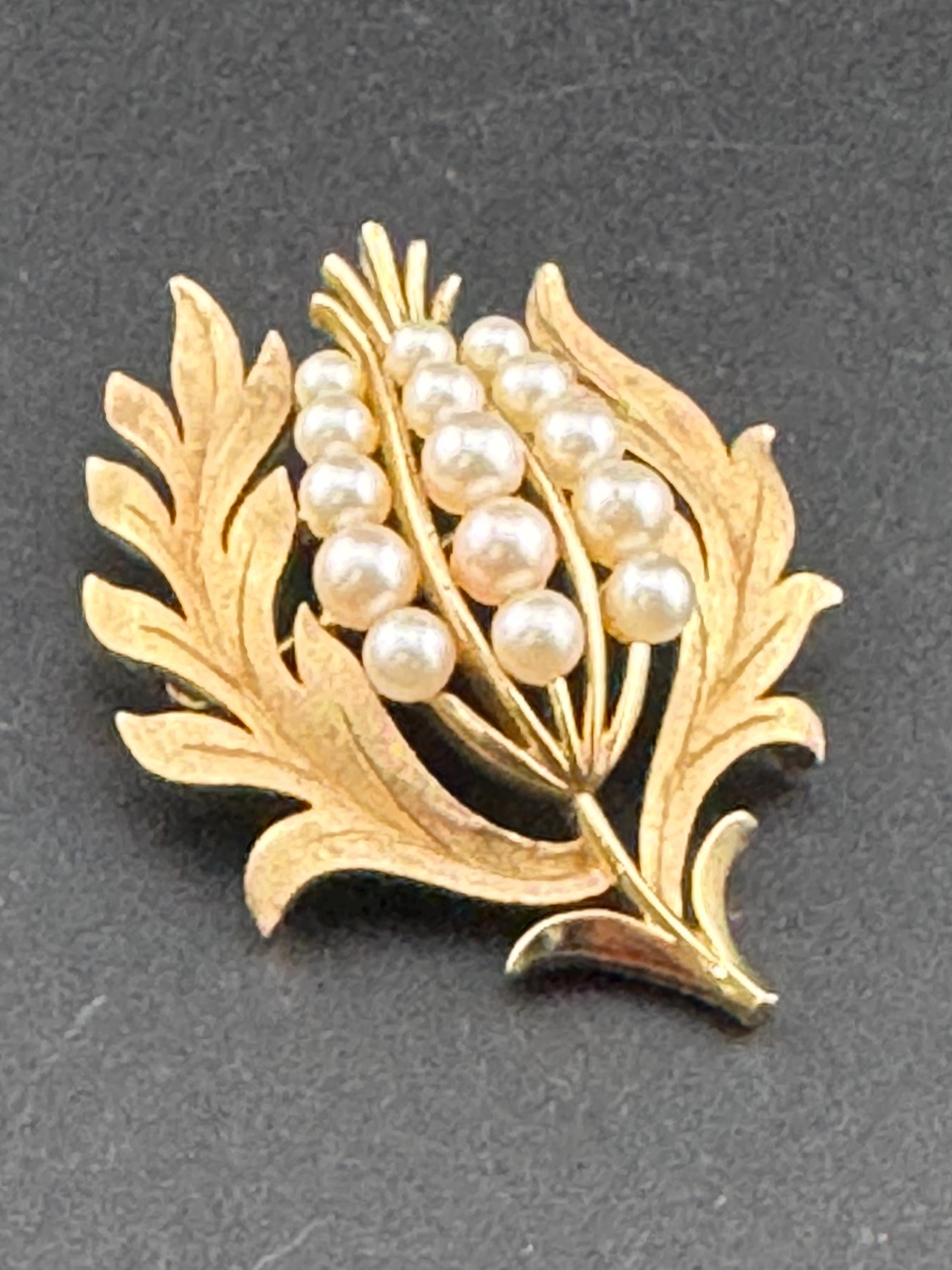 Vintage signed TRIFARI 5.5cm stylised faux pearl floral thistle brooch gold tone