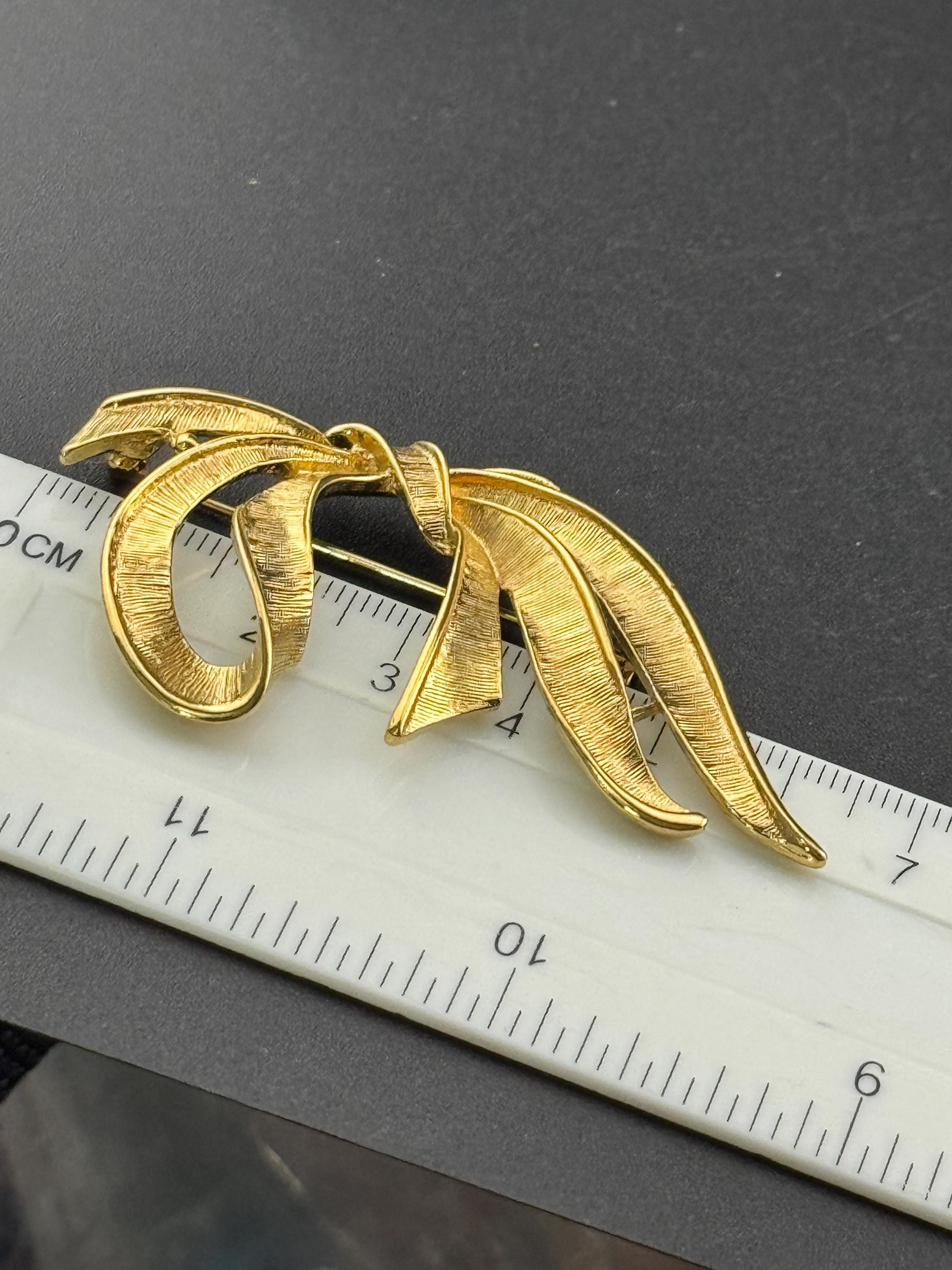 vintage signed Napier modernist mid century gold tone abstract ribbon bow brooch large 6cm roll clasp 1960s 1970s