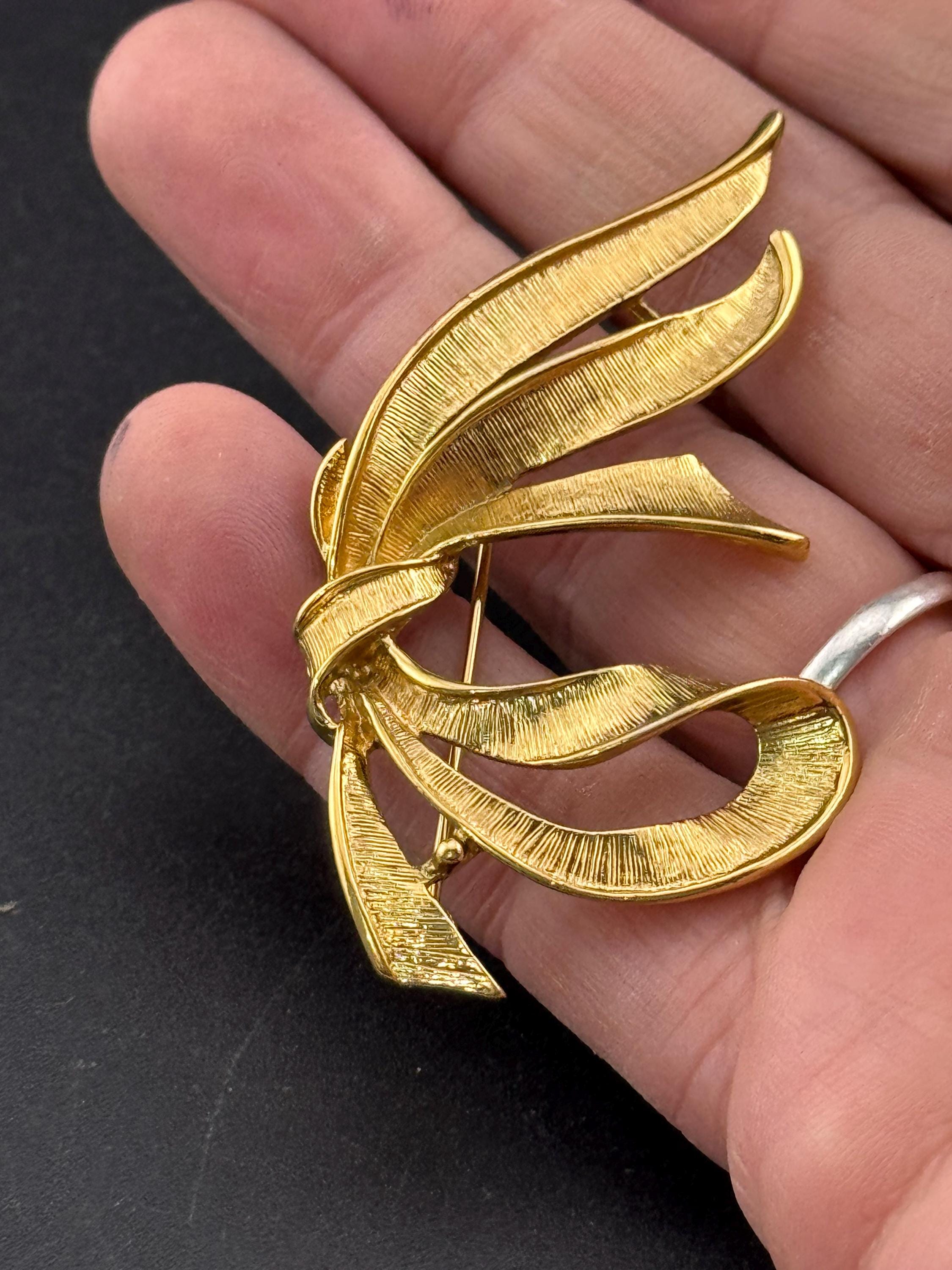 vintage signed Napier modernist mid century gold tone abstract ribbon bow brooch large 6cm roll clasp 1960s 1970s