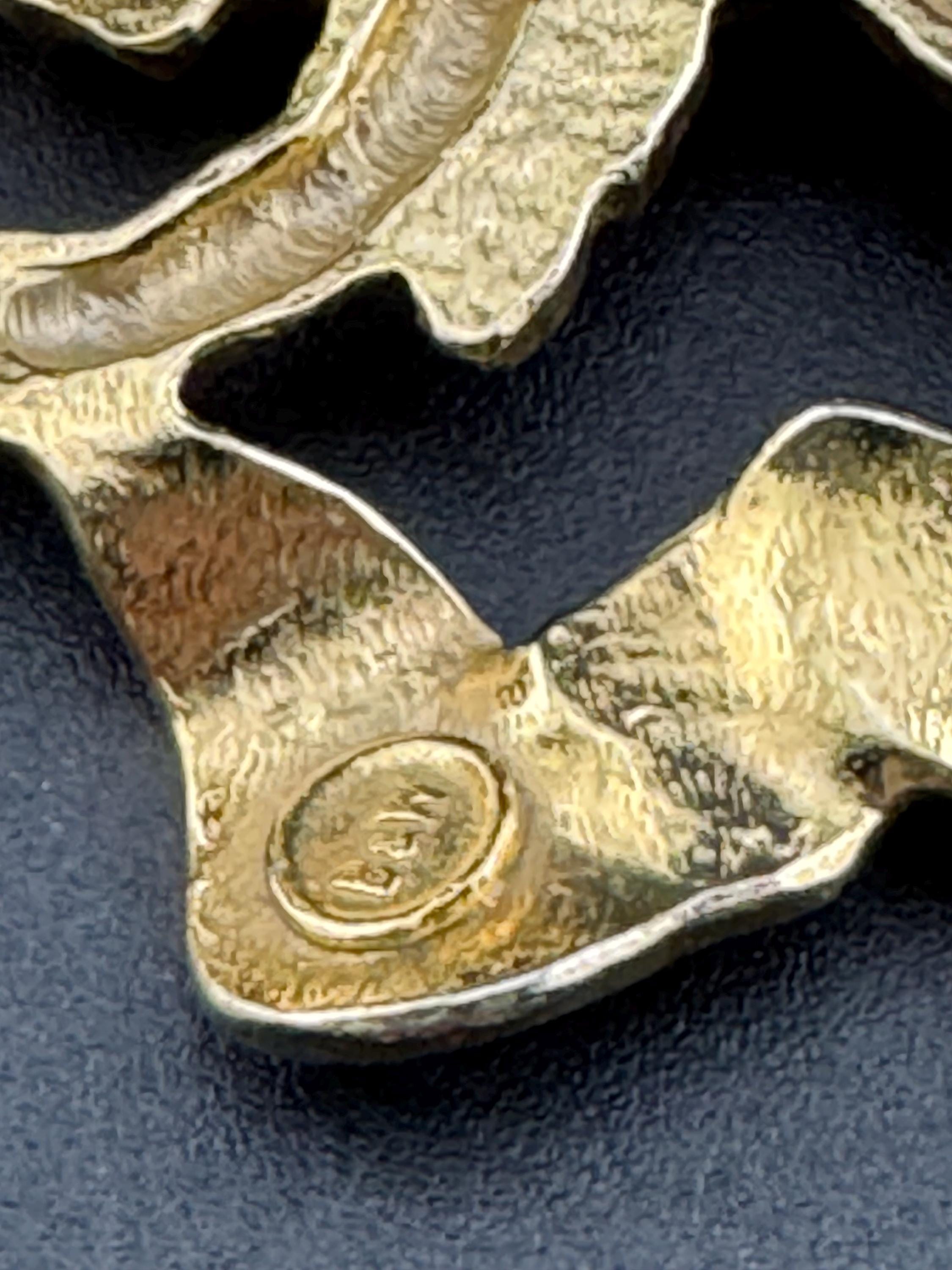 6cm Signed Butler and Wilson gold tone classical cherubs and ribbons brooch, Heavy plating and beautiful quality