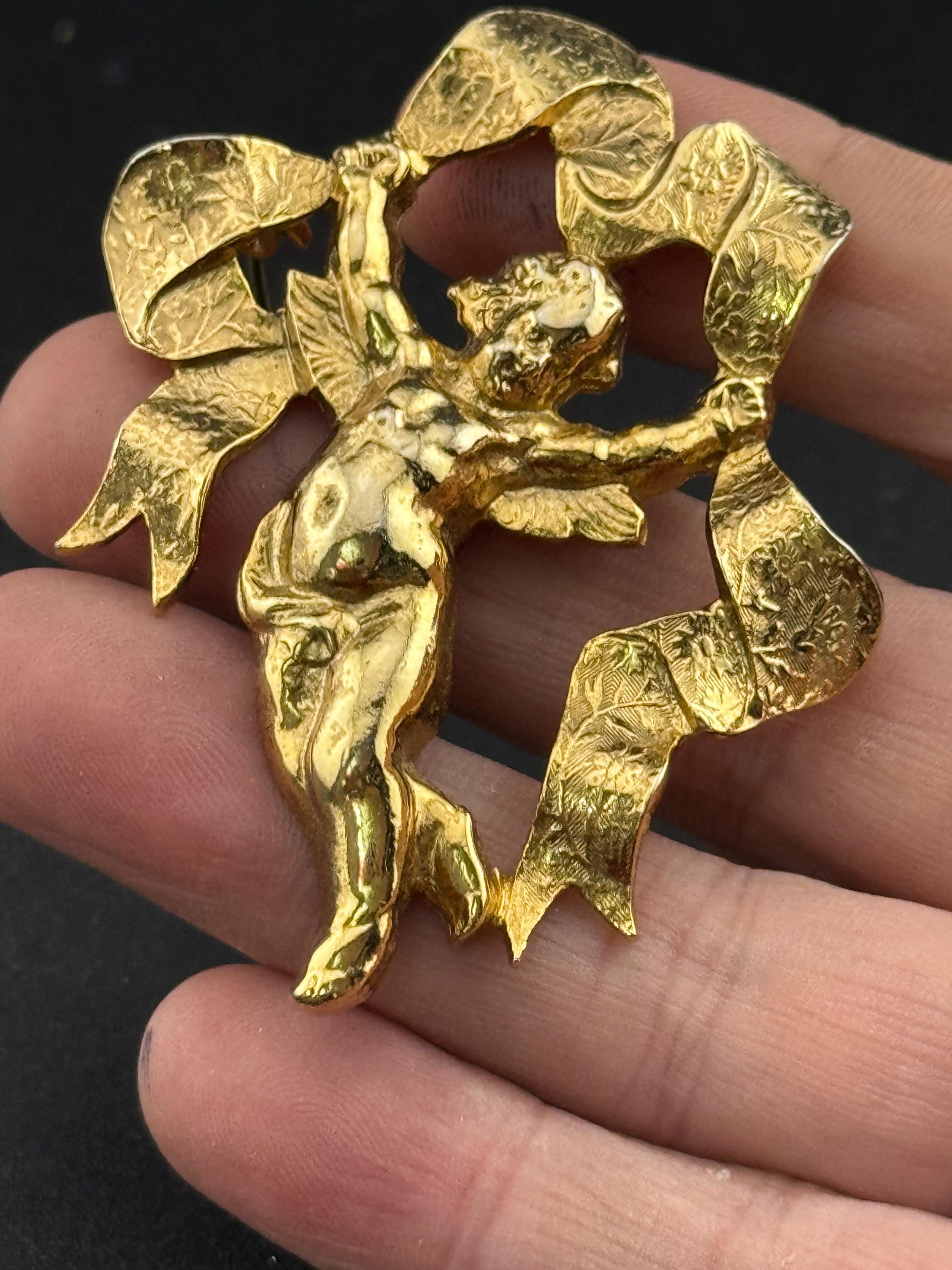 6cm Signed Butler and Wilson gold tone classical cherubs and ribbons brooch, Heavy plating and beautiful quality