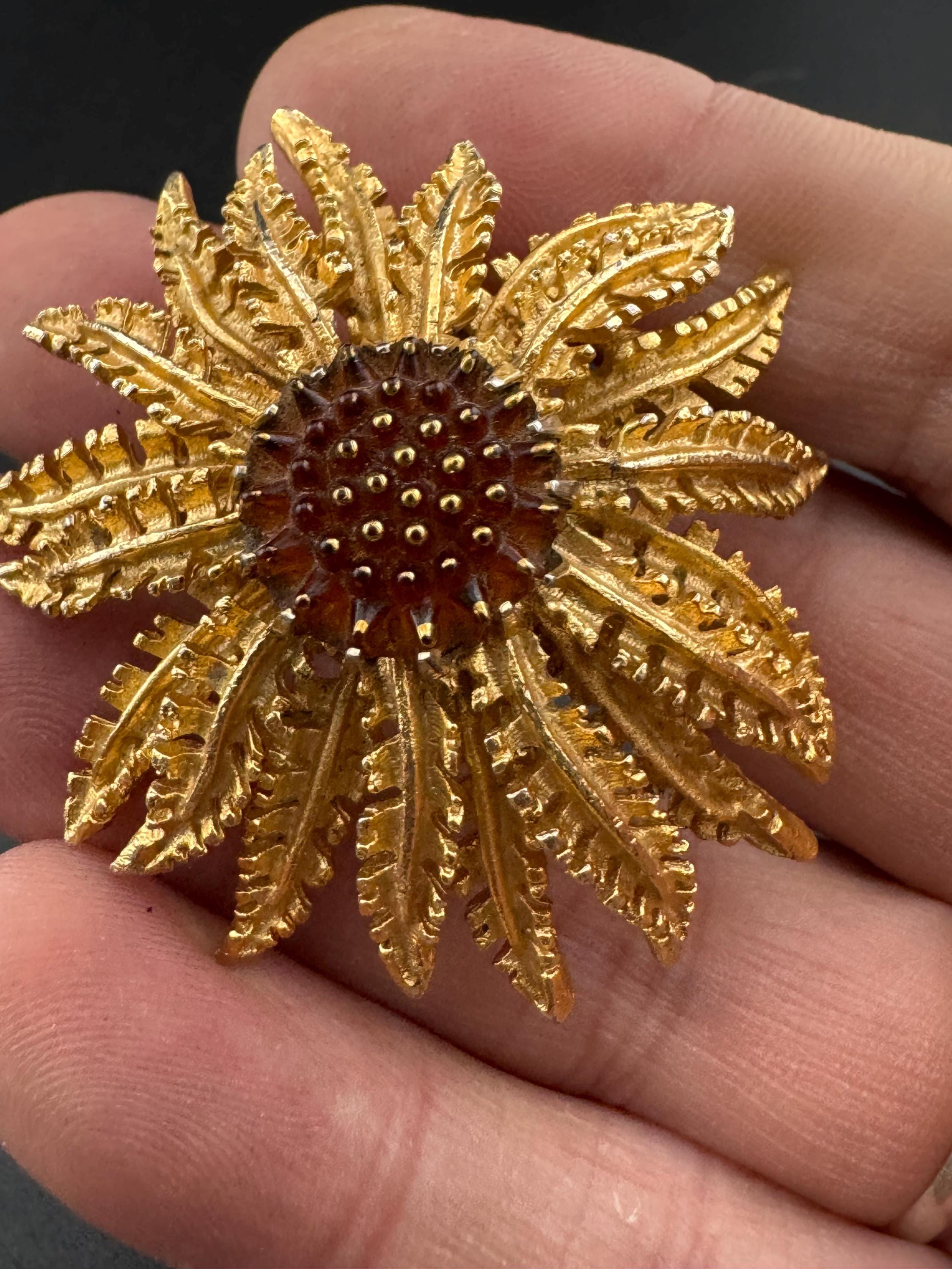 Signed Sarah Coventry Large 5cm gold tone floral brooch with topaz brown glass