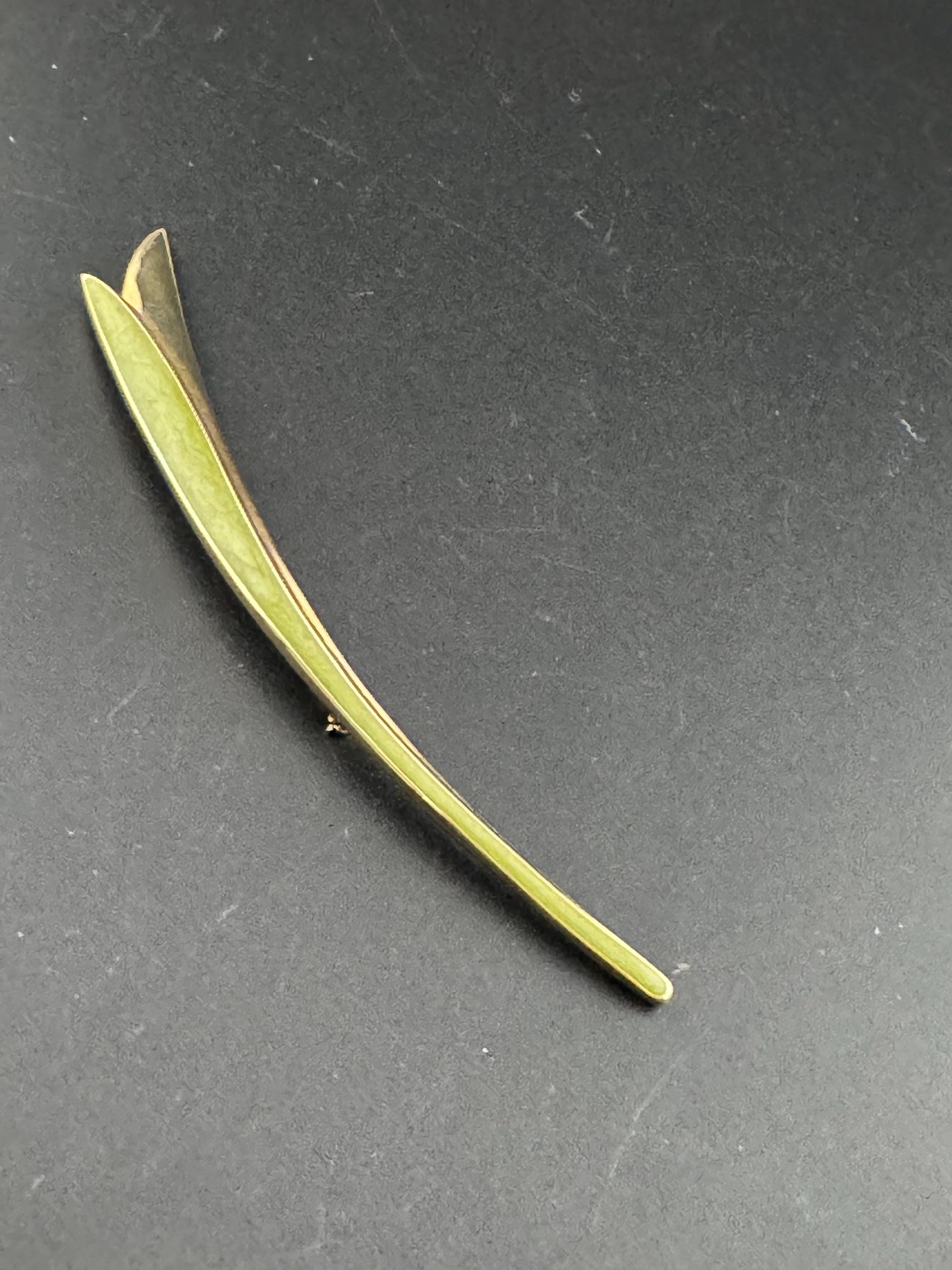 Vintage signed IV oversized 12cm very green enamel gold tone bar brooch long pin