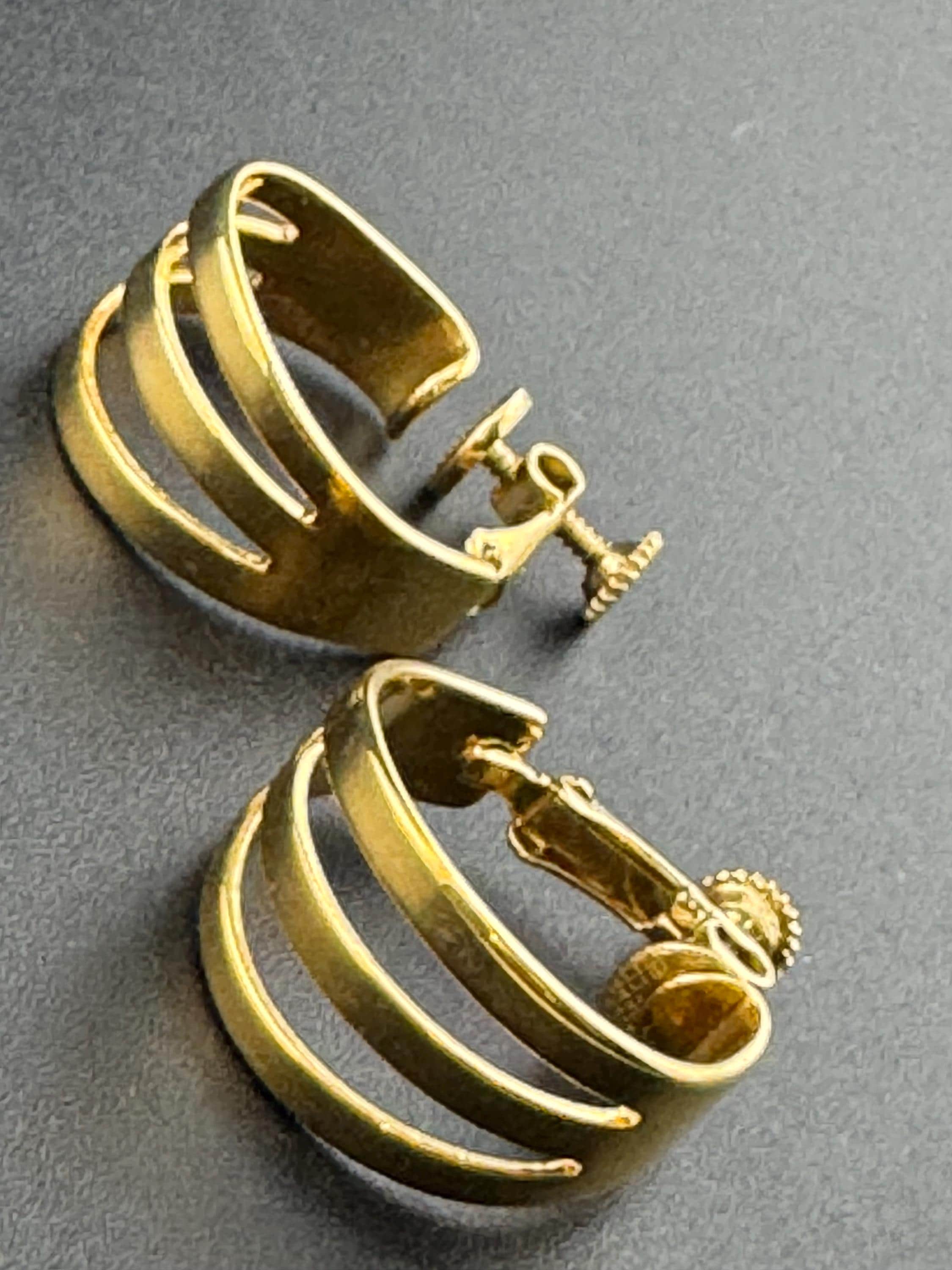 Signed NAPIER Vintage 2.5cm openwork gold tone clip on hoop earrings