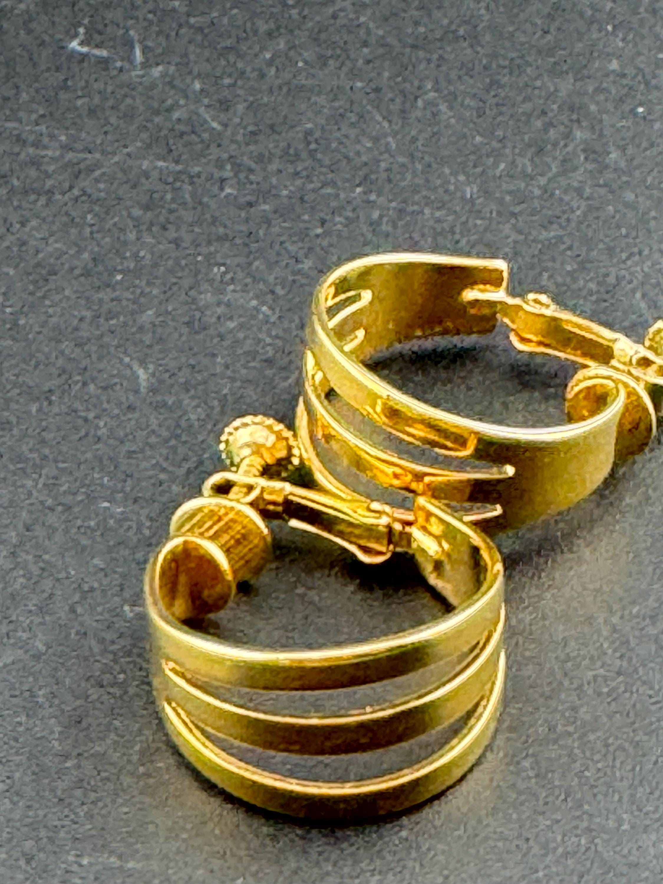 Signed NAPIER Vintage 2.5cm openwork gold tone clip on hoop earrings