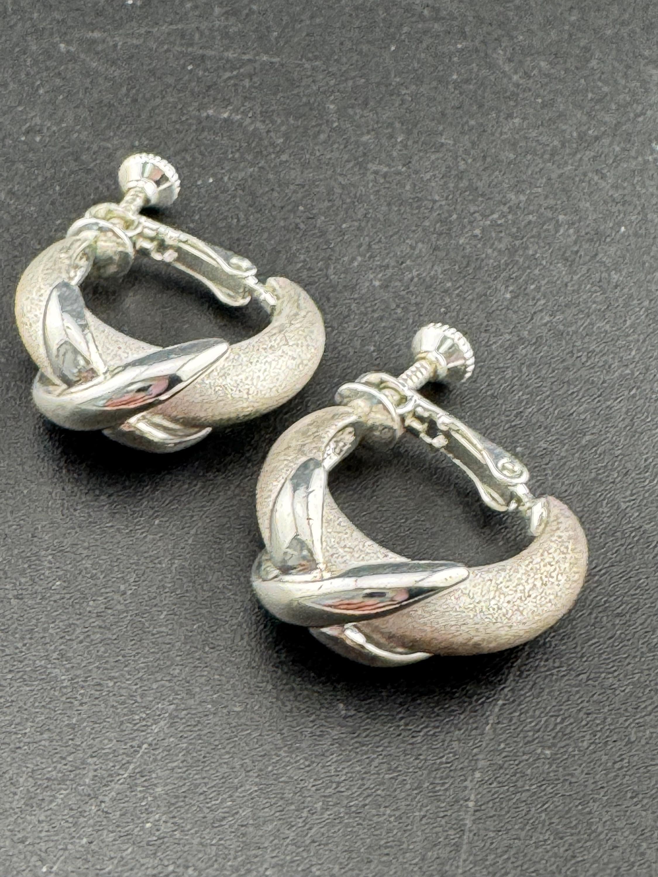 Signed NAPIER Vintage minimalist X silver tone statement designer clip on earrings