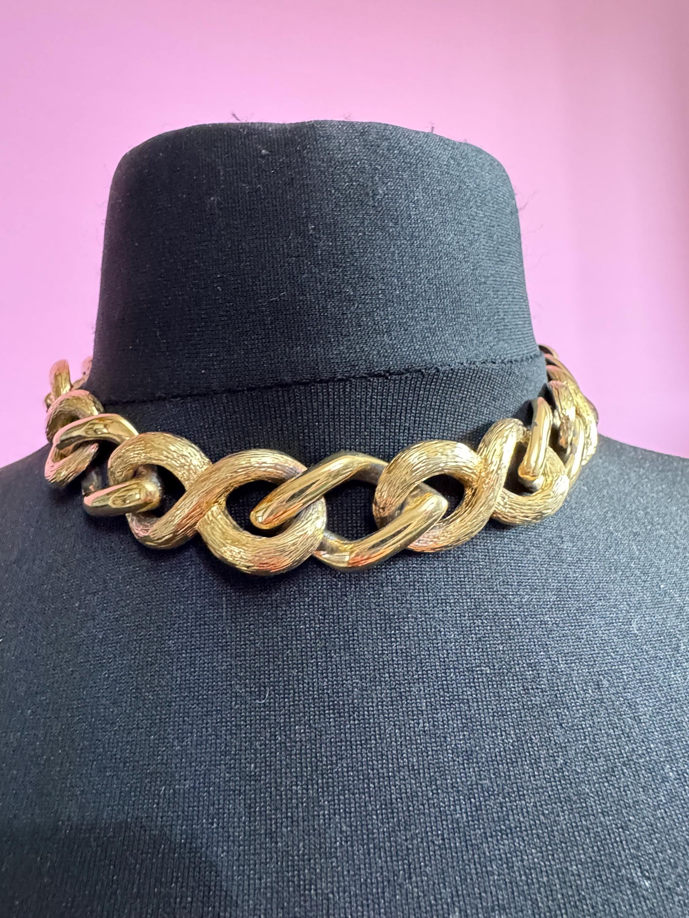 Vintage substantial 1980s wide textured cable link chunky gold tone choker necklace 43cm