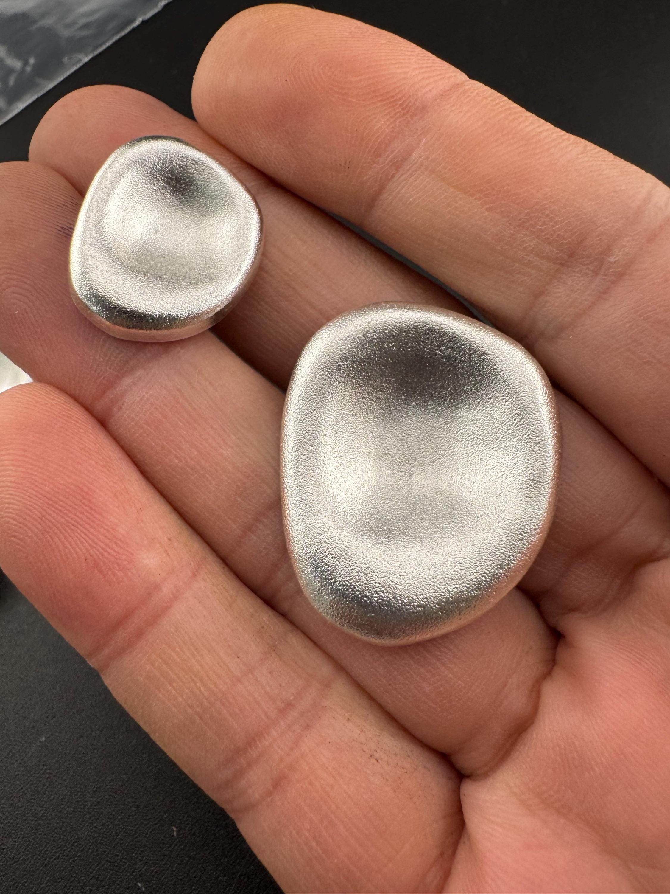 Matt silver tone pebble buttons with metal shanks. choose your size 30mm or 20mm