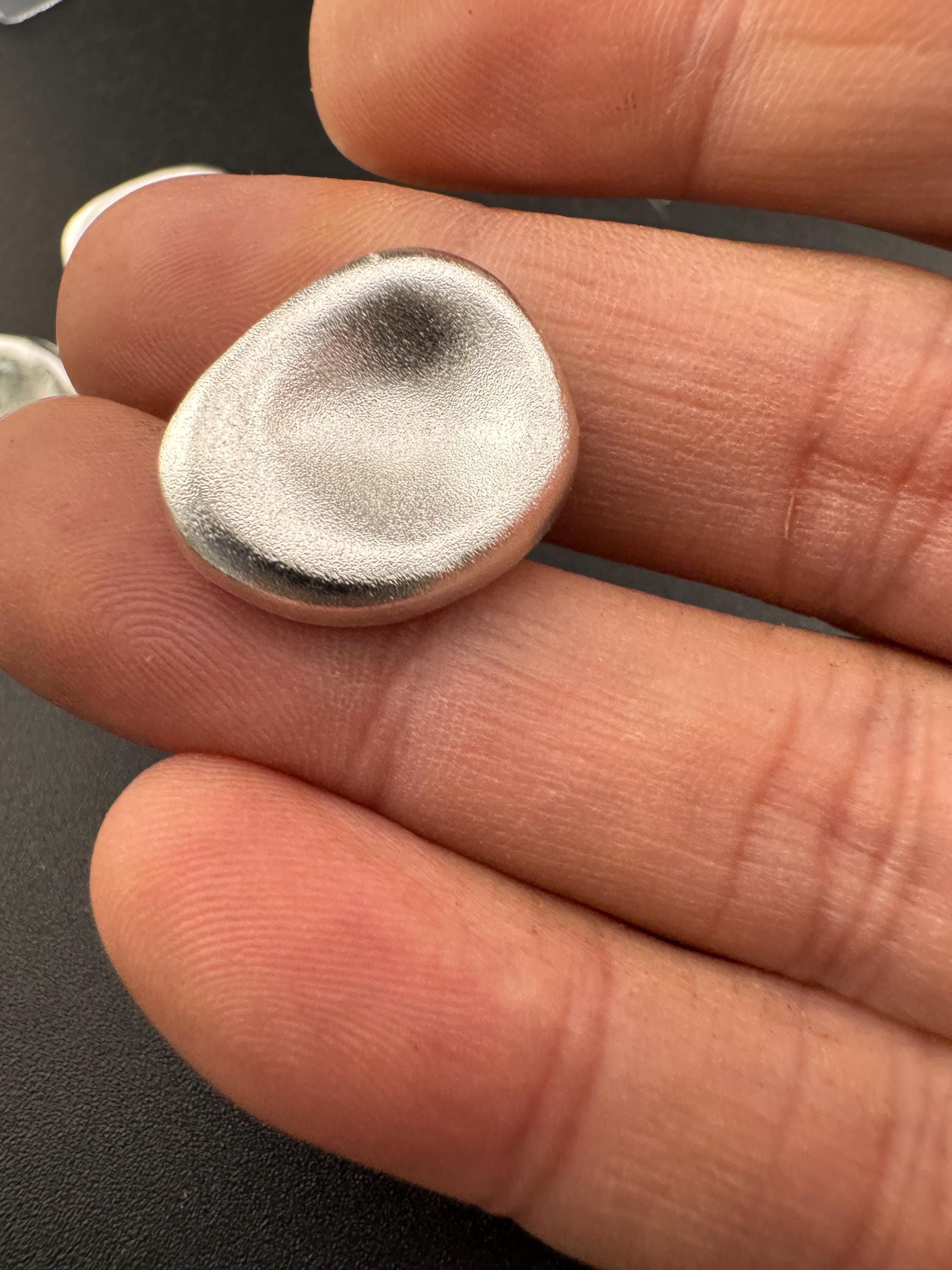 Matt silver tone pebble buttons with metal shanks. choose your size 30mm or 20mm