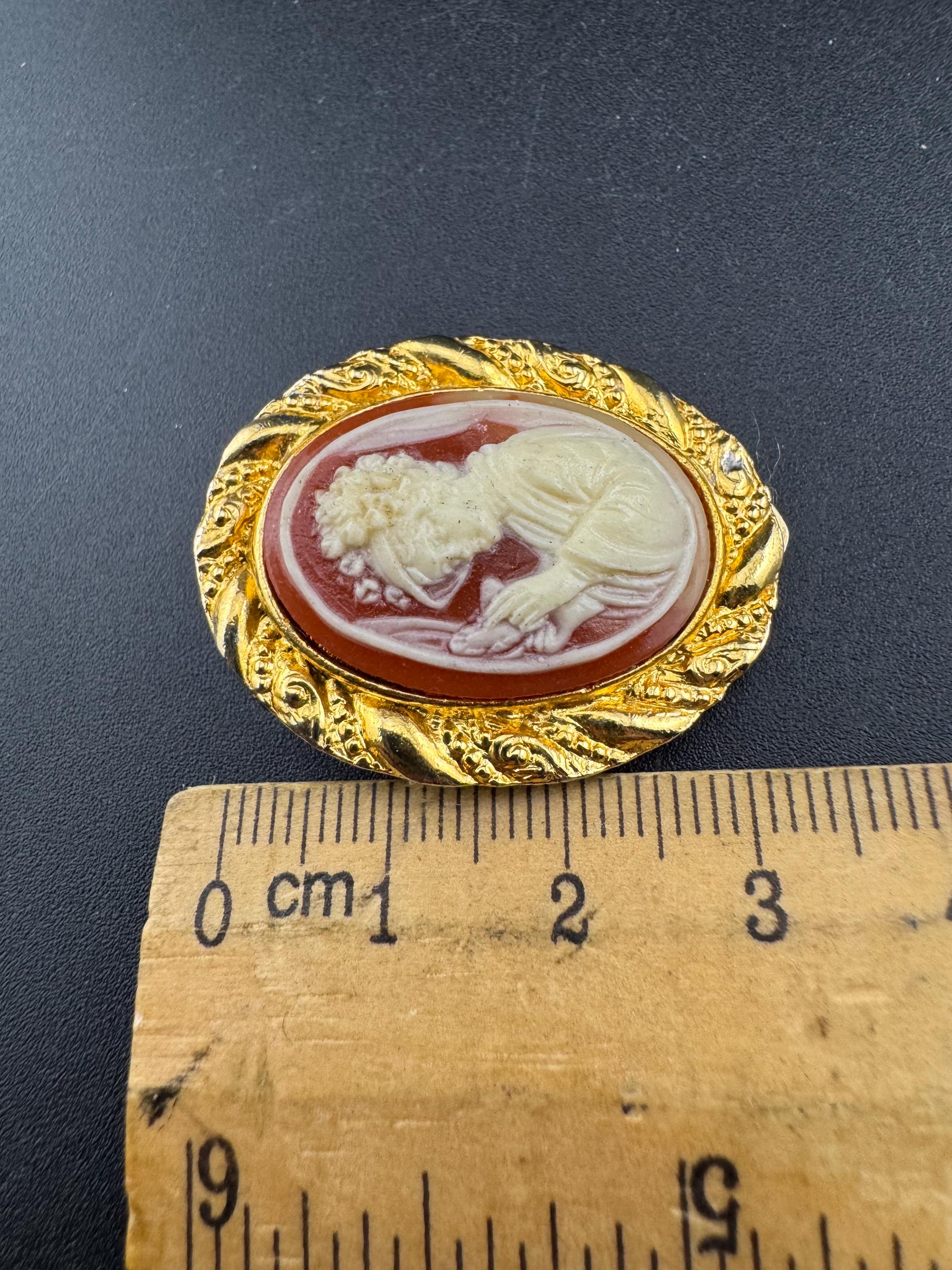 Vintage Figural resin Cameo Lady gold Tone Scarf Ring Clip Holder  1960s 1970s 1980s