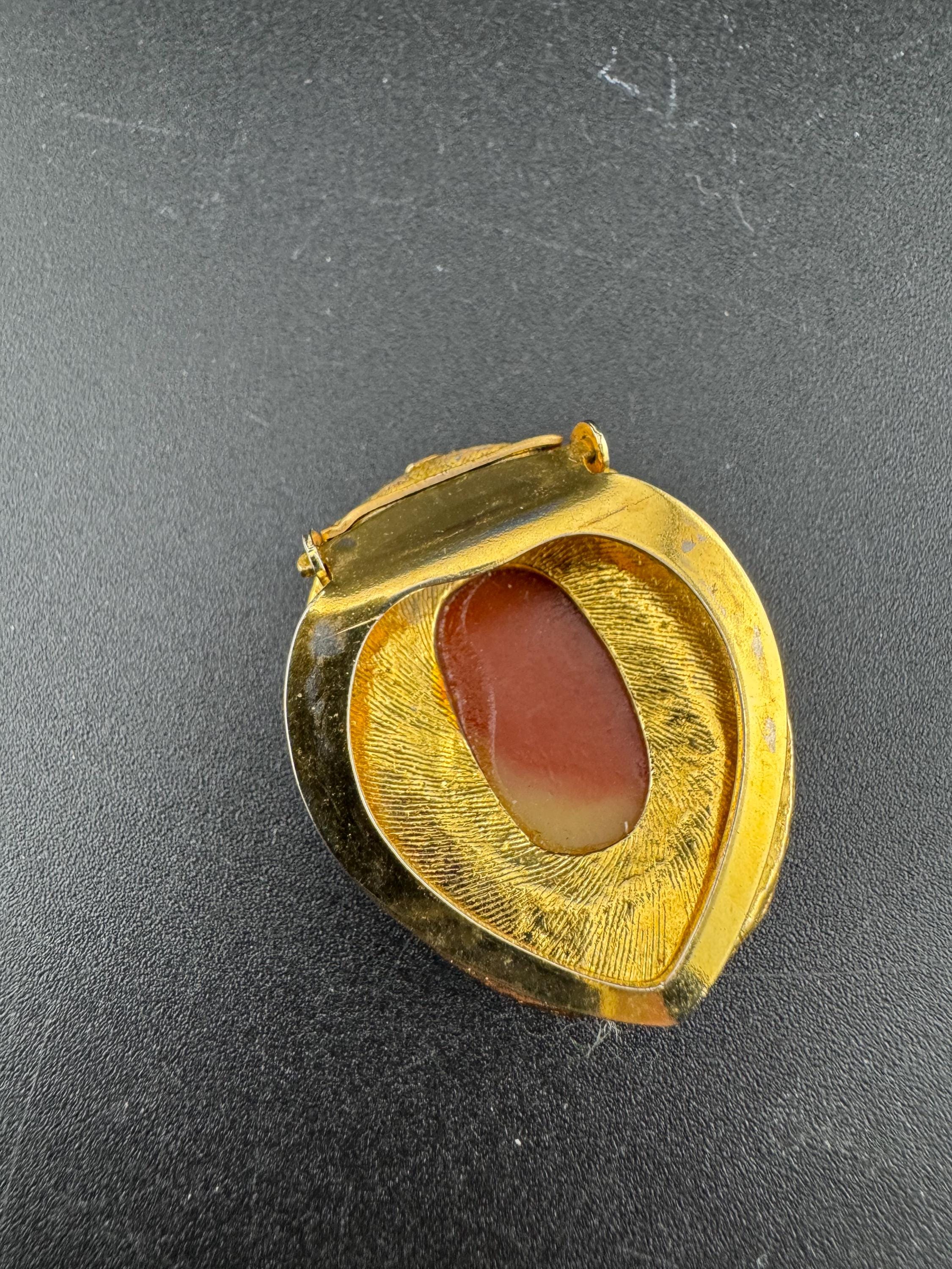 Vintage Figural resin Cameo Lady gold Tone Scarf Ring Clip Holder  1960s 1970s 1980s