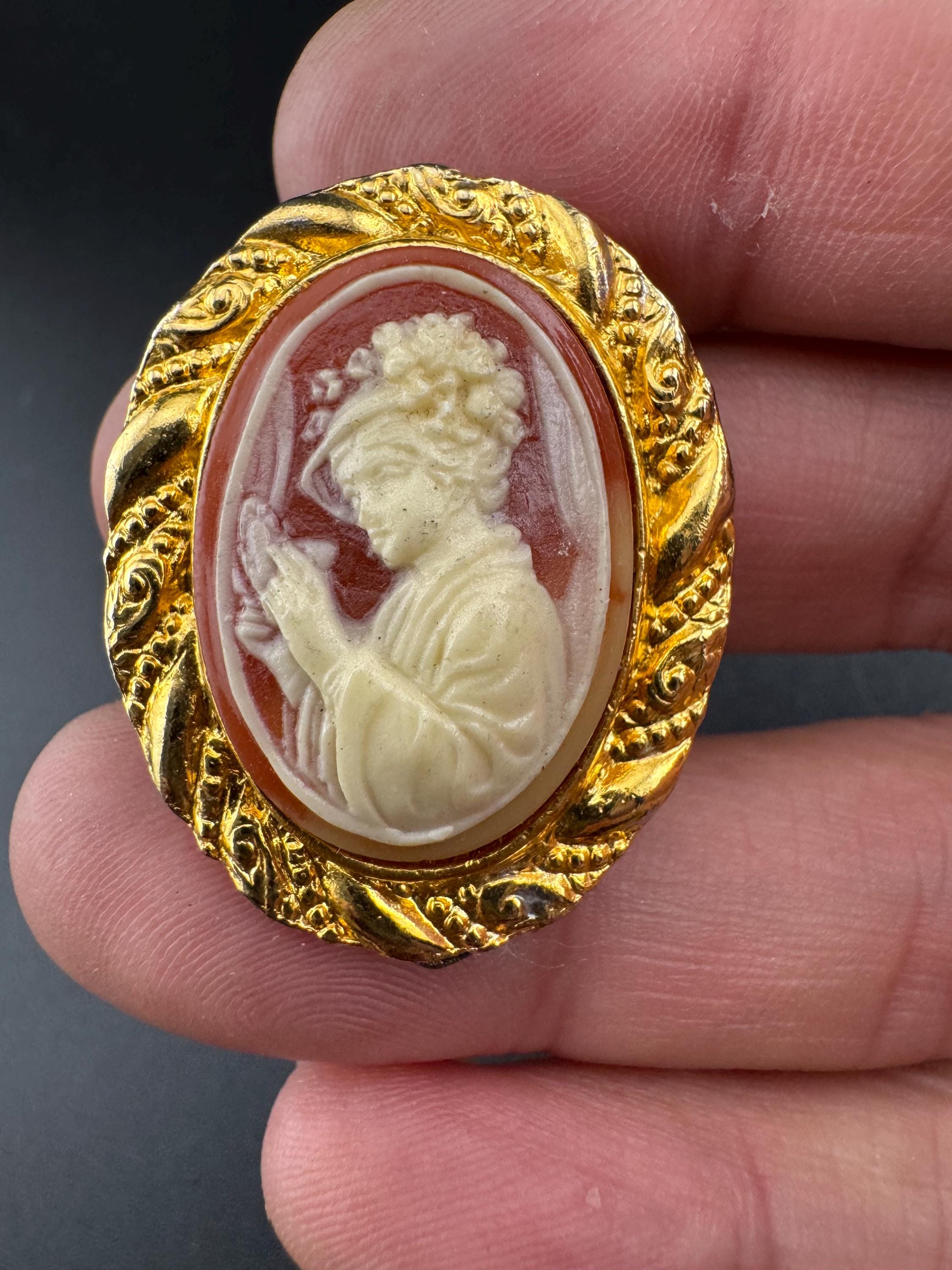 Vintage Figural resin Cameo Lady gold Tone Scarf Ring Clip Holder  1960s 1970s 1980s