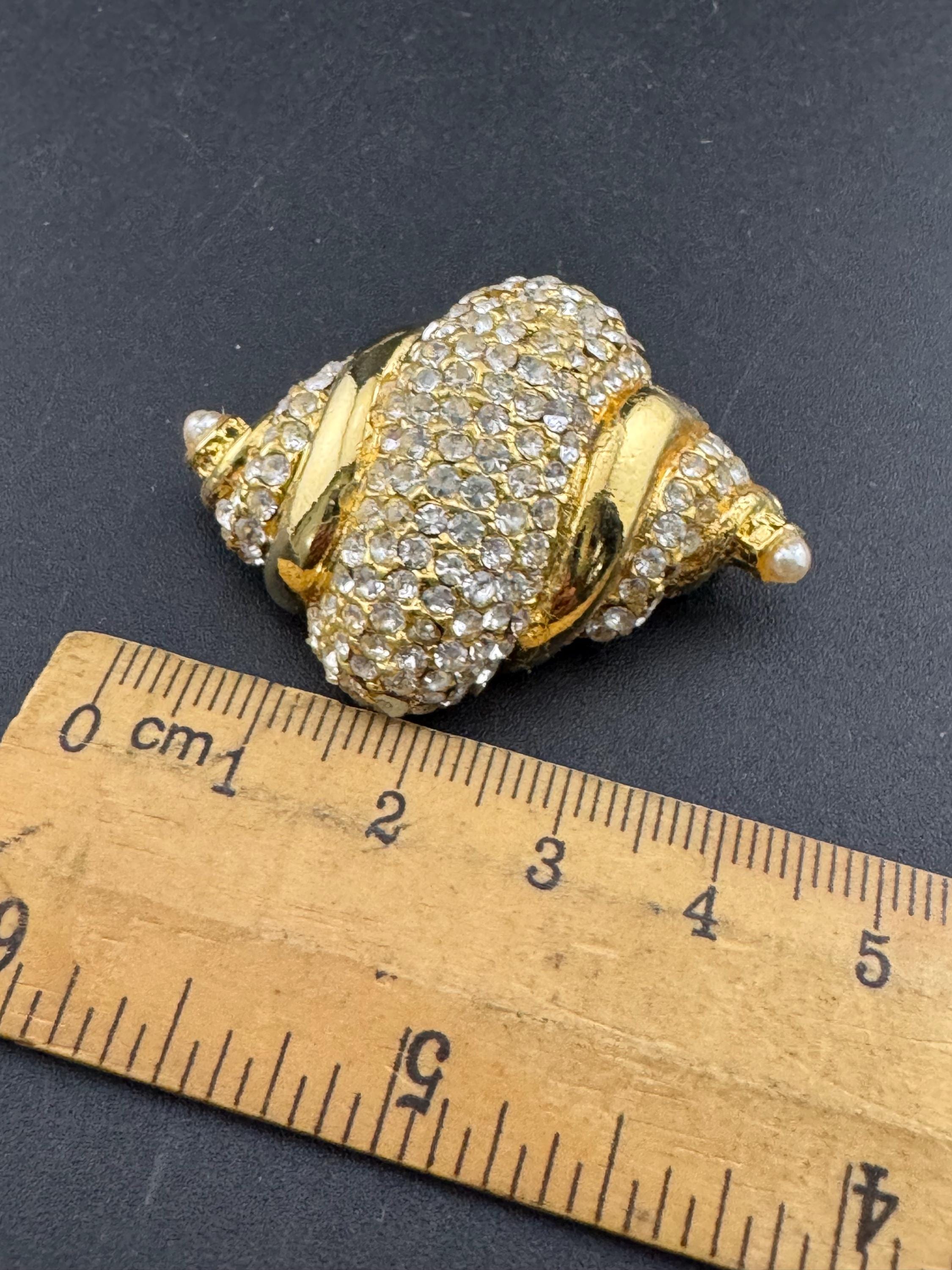 Vintage stylish gold tone clear diamanté enamel pearl conch sea shell Brooch