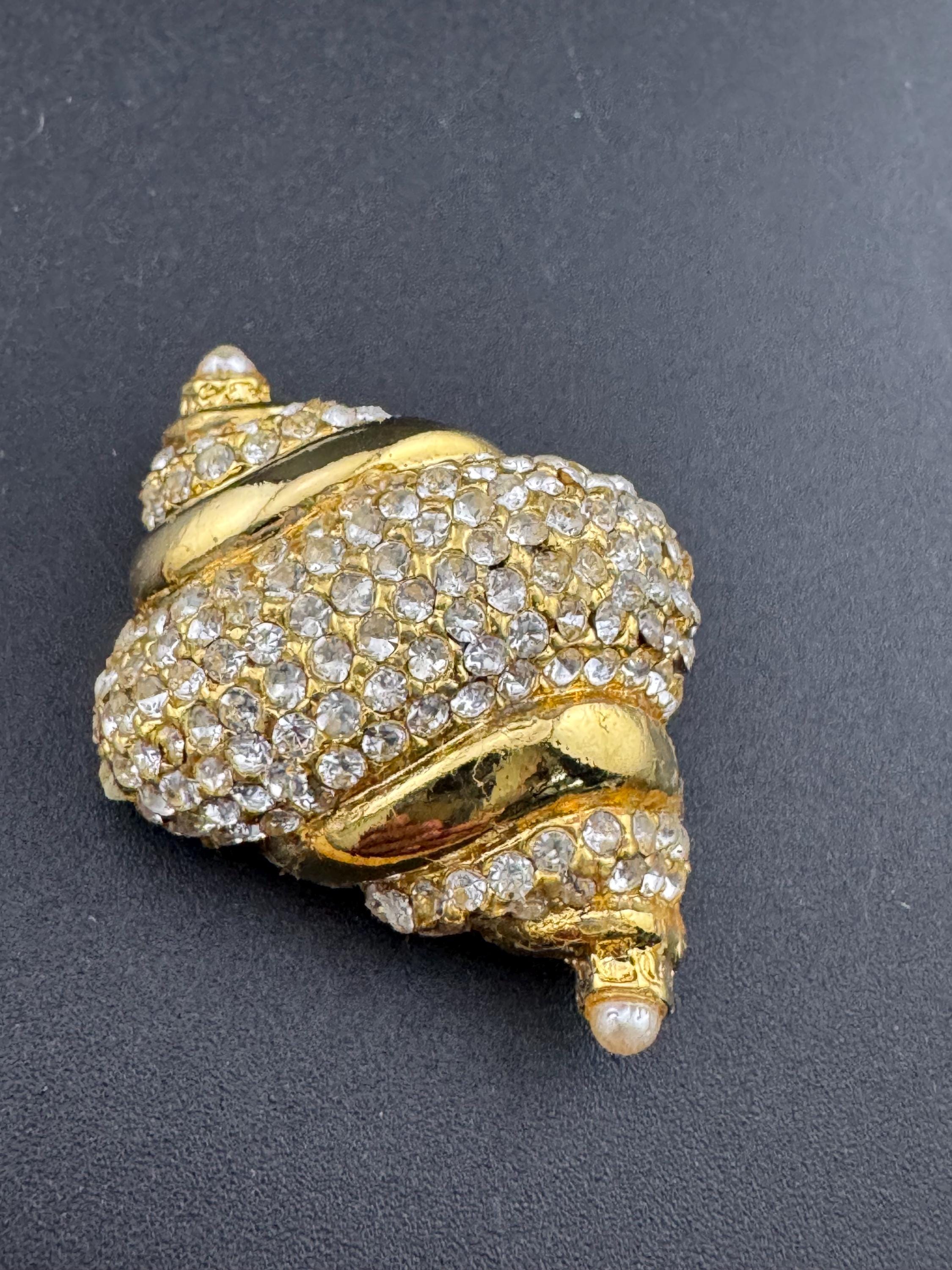 Vintage stylish gold tone clear diamanté enamel pearl conch sea shell Brooch