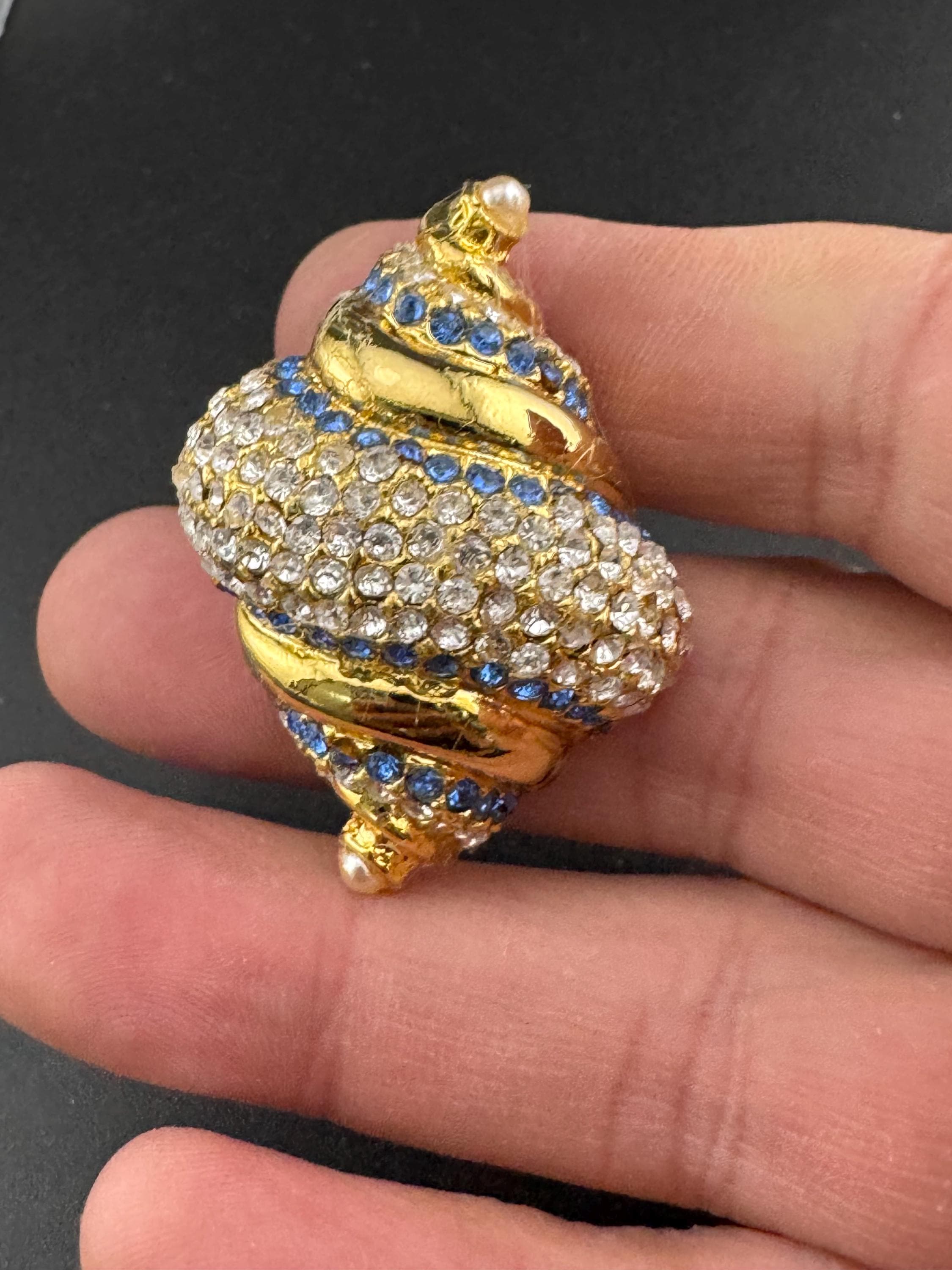 Vintage stylish gold tone clear and sapphire blue diamanté enamel pearl conch sea shell Brooch