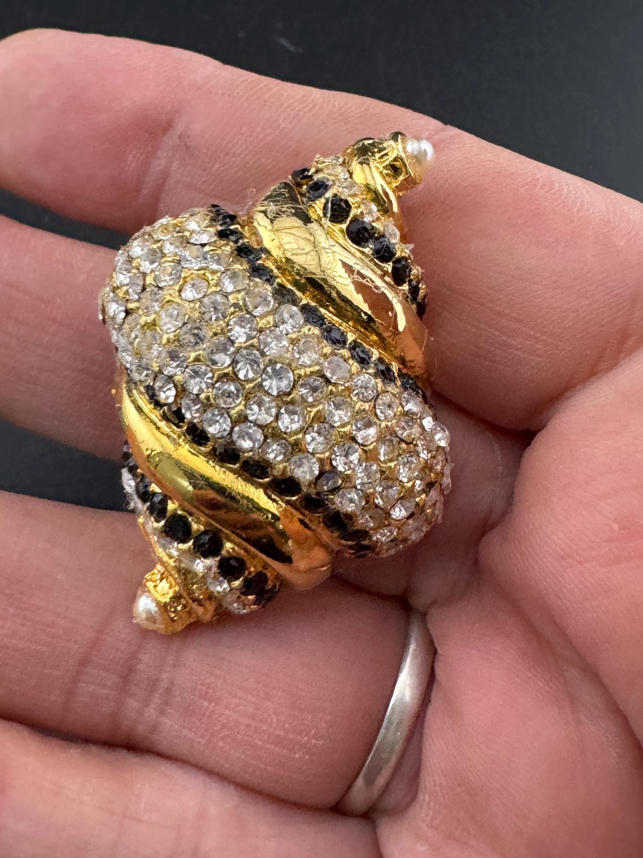Vintage stylish gold tone clear and black diamanté enamel pearl conch sea shell Brooch