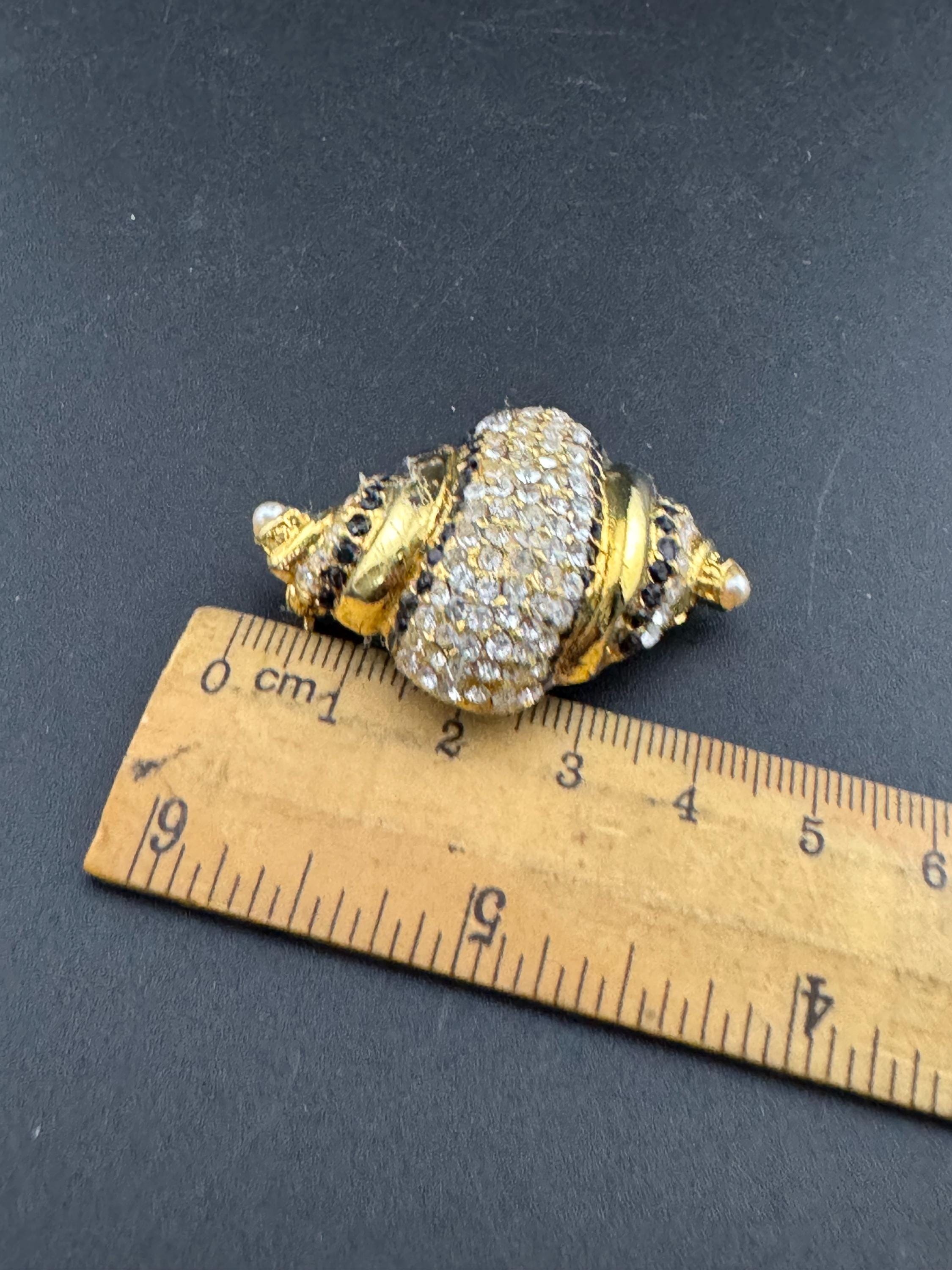 Vintage stylish gold tone clear and black diamanté enamel pearl conch sea shell Brooch