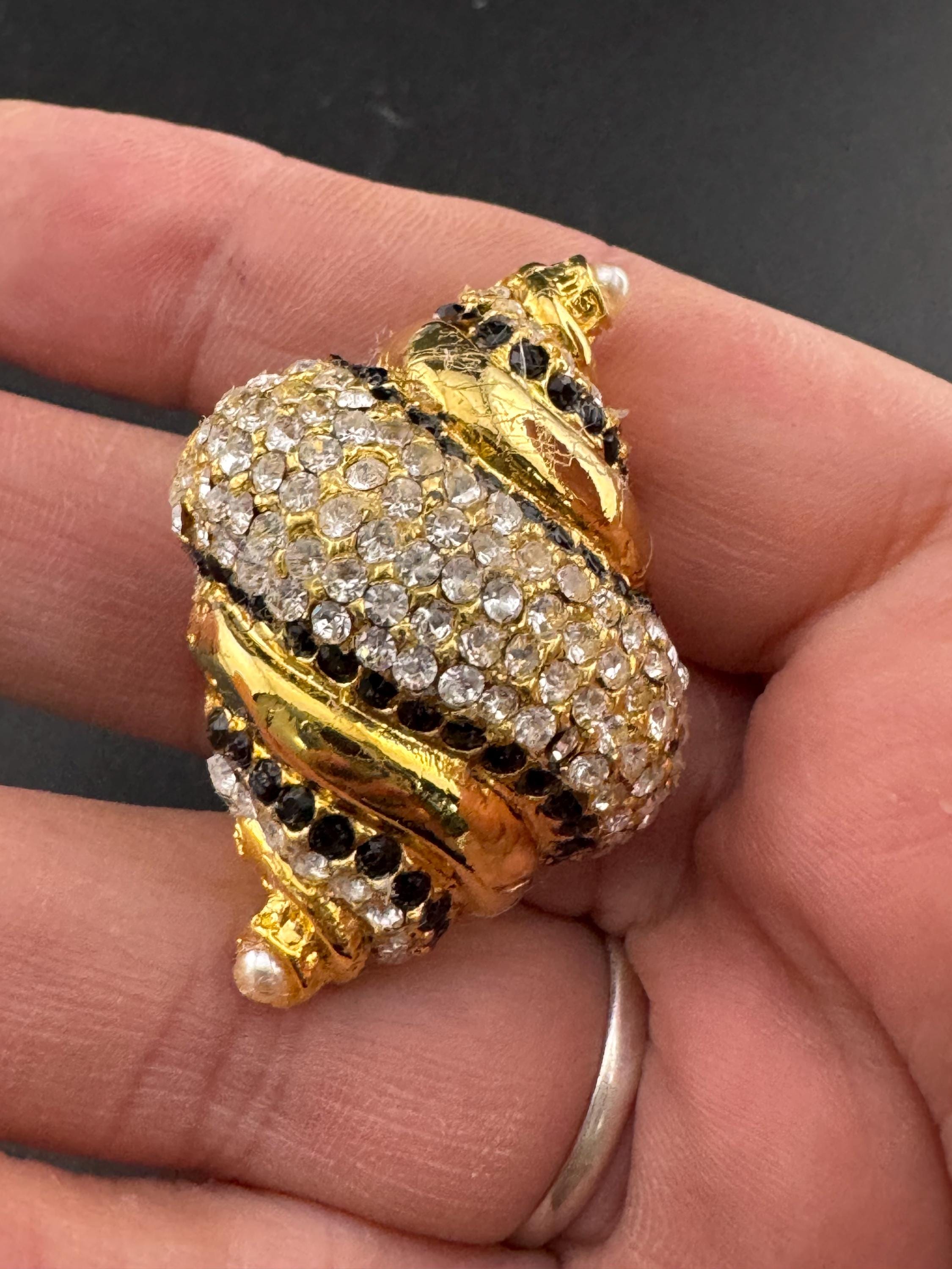 Vintage stylish gold tone clear and black diamanté enamel pearl conch sea shell Brooch
