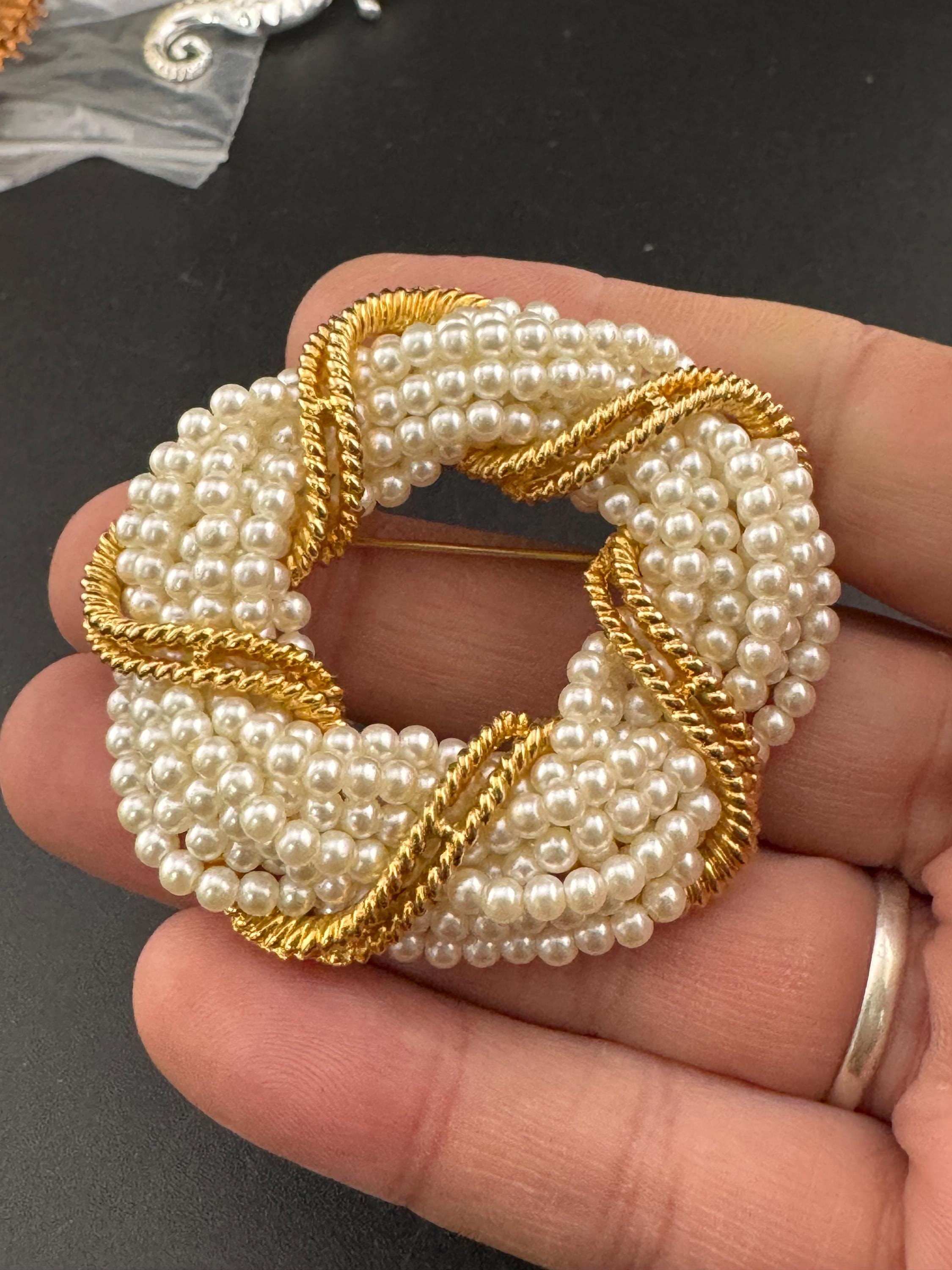 Vintage 80s Faux Pearl Brooch: Gold Tone Nautical Rope (6cm)