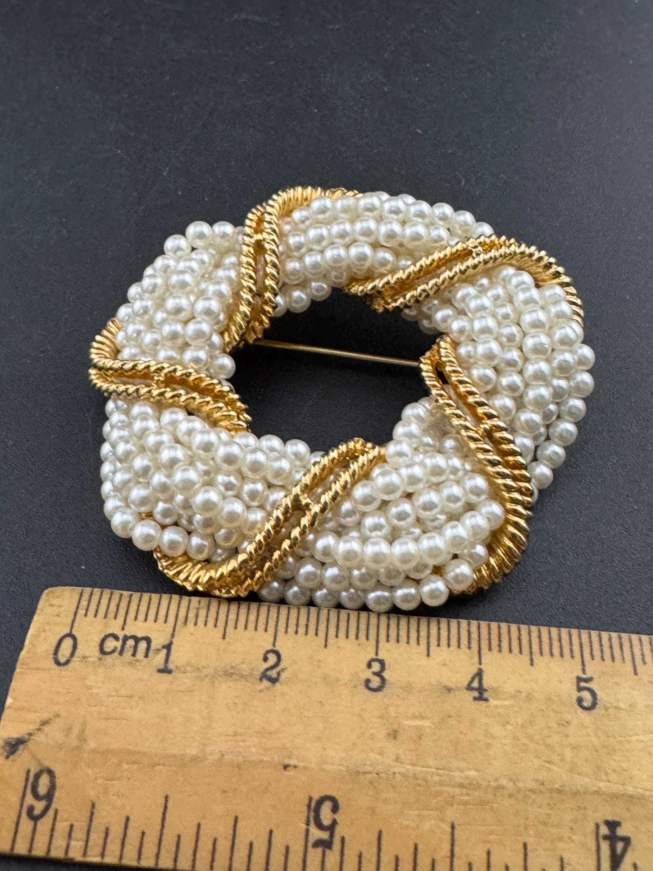 Vintage 80s Faux Pearl Brooch: Gold Tone Nautical Rope (6cm)