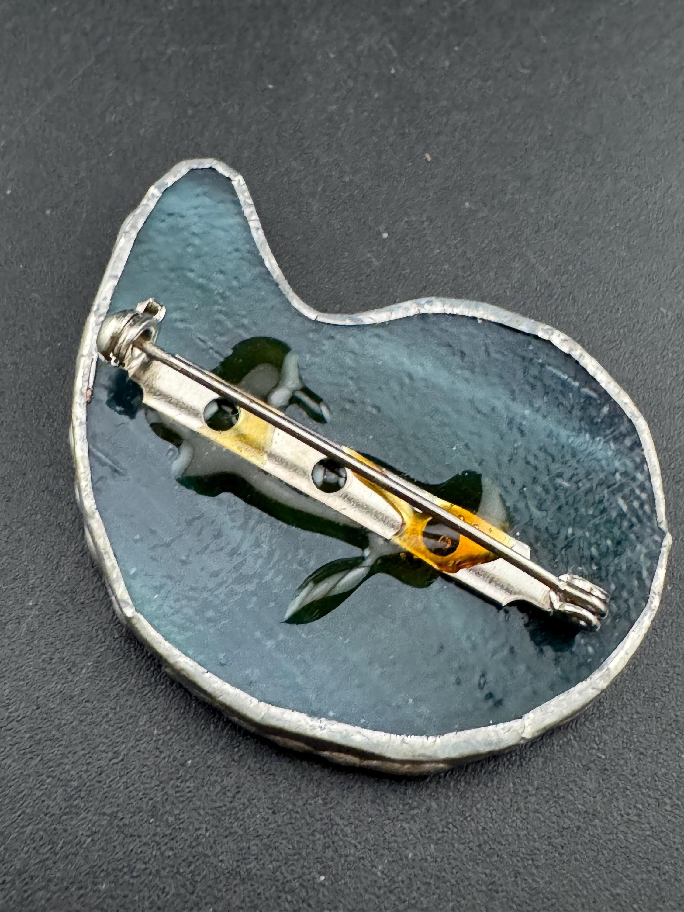 Large green and purple silver tone detailed stylised seashell ammonite brooch 5cm