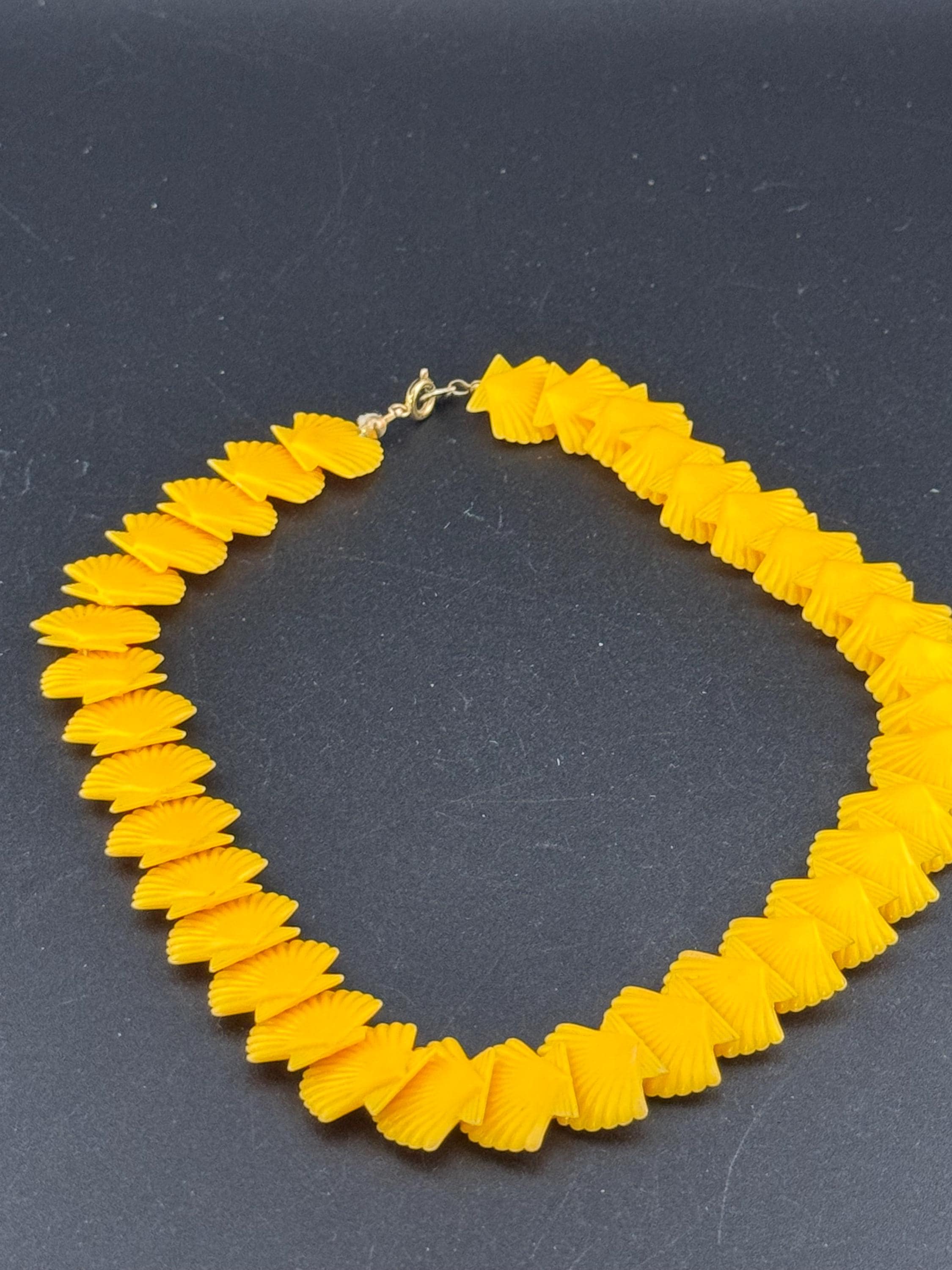 Mid century kitsch vintage mustard Yellow novelty plastic seashell collar necklace 42cm