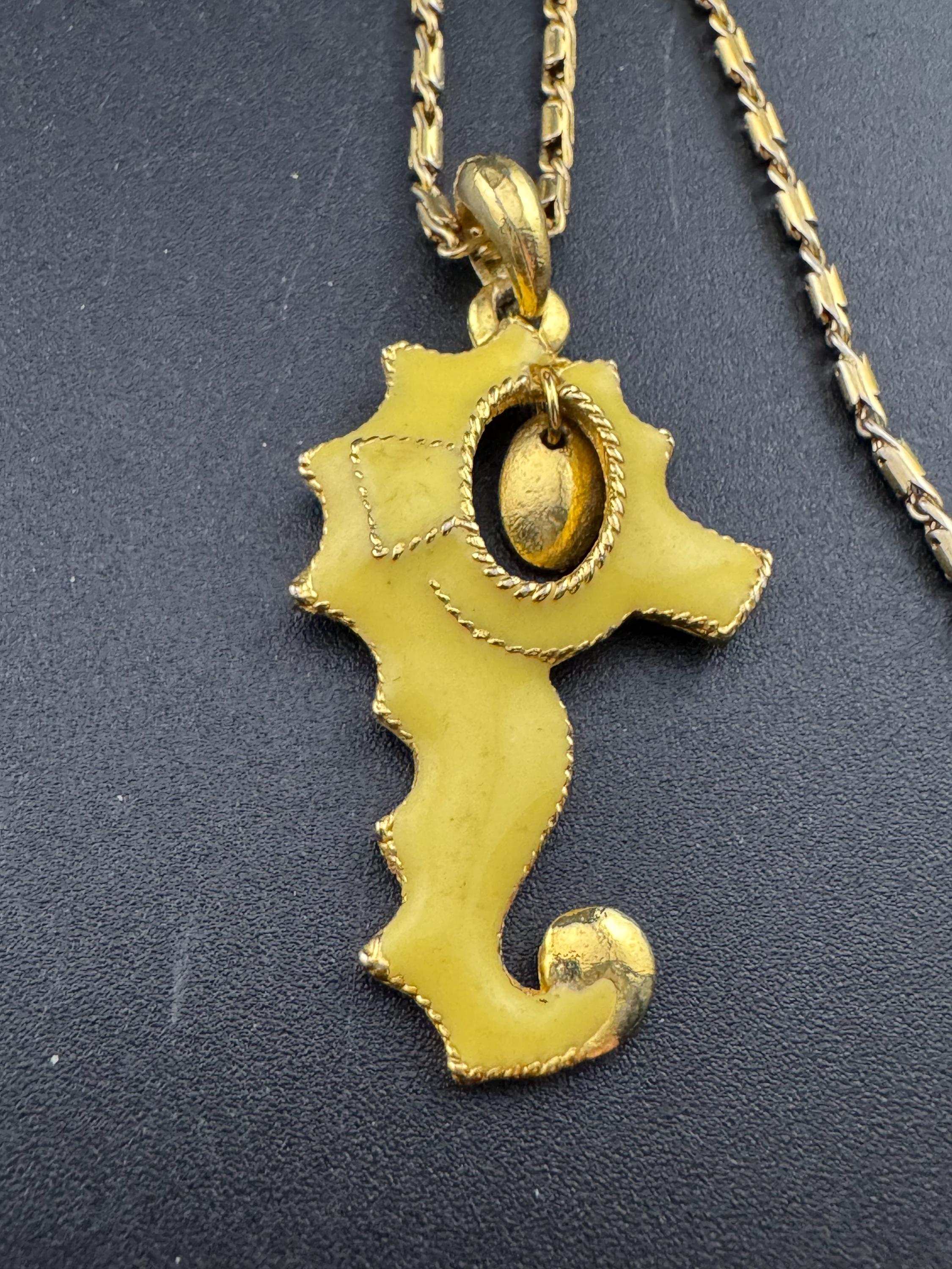 Vintage gold tone yellow enamel 5cm seahorse pendant on 60cm chain necklace