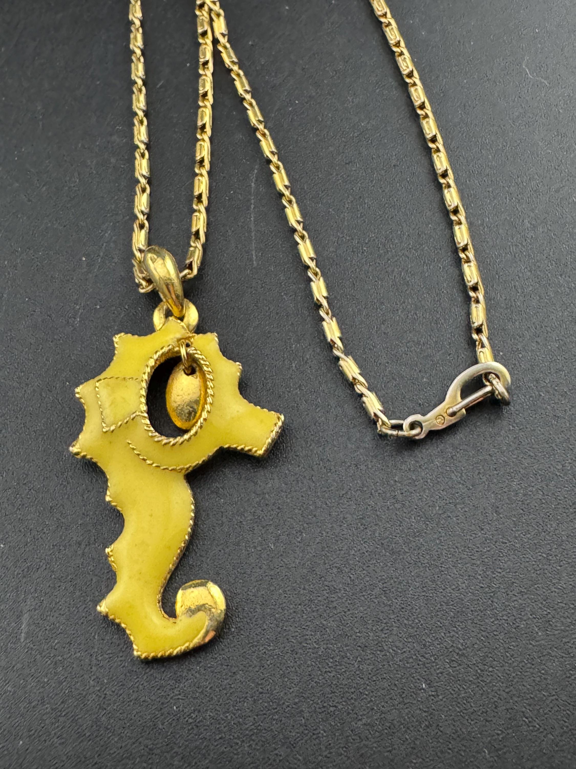 Vintage gold tone yellow enamel 5cm seahorse pendant on 60cm chain necklace